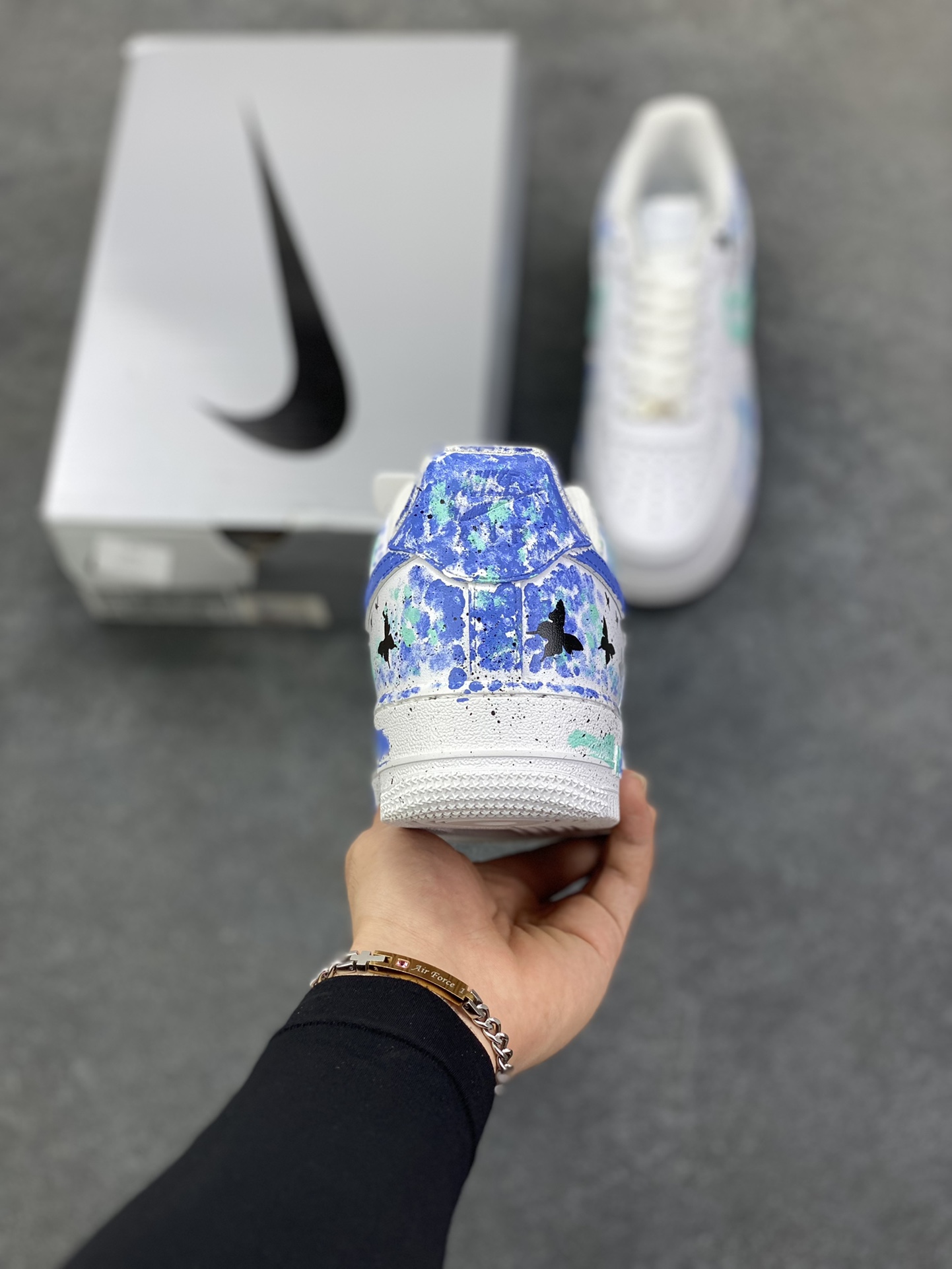 图片[4]-【定制球鞋】纯手工绘画Nike Air Force 1 空军一号 手绘 蝴蝶花 蝴蝶梦幻 晕染 减震耐磨 低帮 板鞋 男女同款 白黑色折边针车 工艺难度大 原楦头原纸板 原装鞋盒 定制五金配件 内置全掌气垫 原厂鞋底 货号：CW2288-111 尺码：36 36.5 37.5 38 38.5 39 40 40.5 41 42 42.5 43 44 44.5 45-选品中心