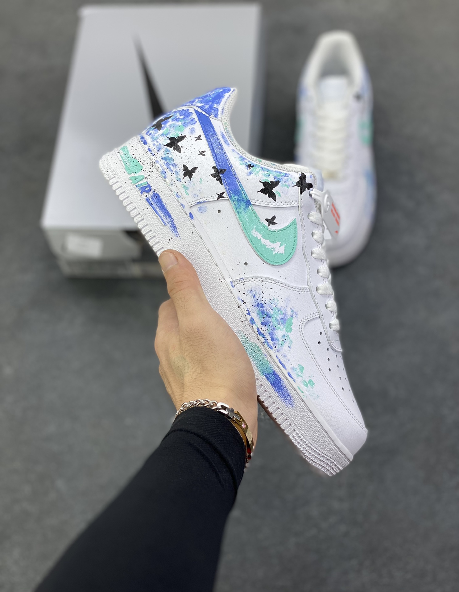 【定制球鞋】纯手工绘画Nike Air Force 1 空军一号 手绘 蝴蝶花 蝴蝶梦幻 晕染 减震耐磨 低帮 板鞋 男女同款 白黑色折边针车 工艺难度大 原楦头原纸板 原装鞋盒 定制五金配件 内置全掌气垫 原厂鞋底 货号：CW2288-111 尺码：36 36.5 37.5 38 38.5 39 40 40.5 41 42 42.5 43 44 44.5 45-选品中心