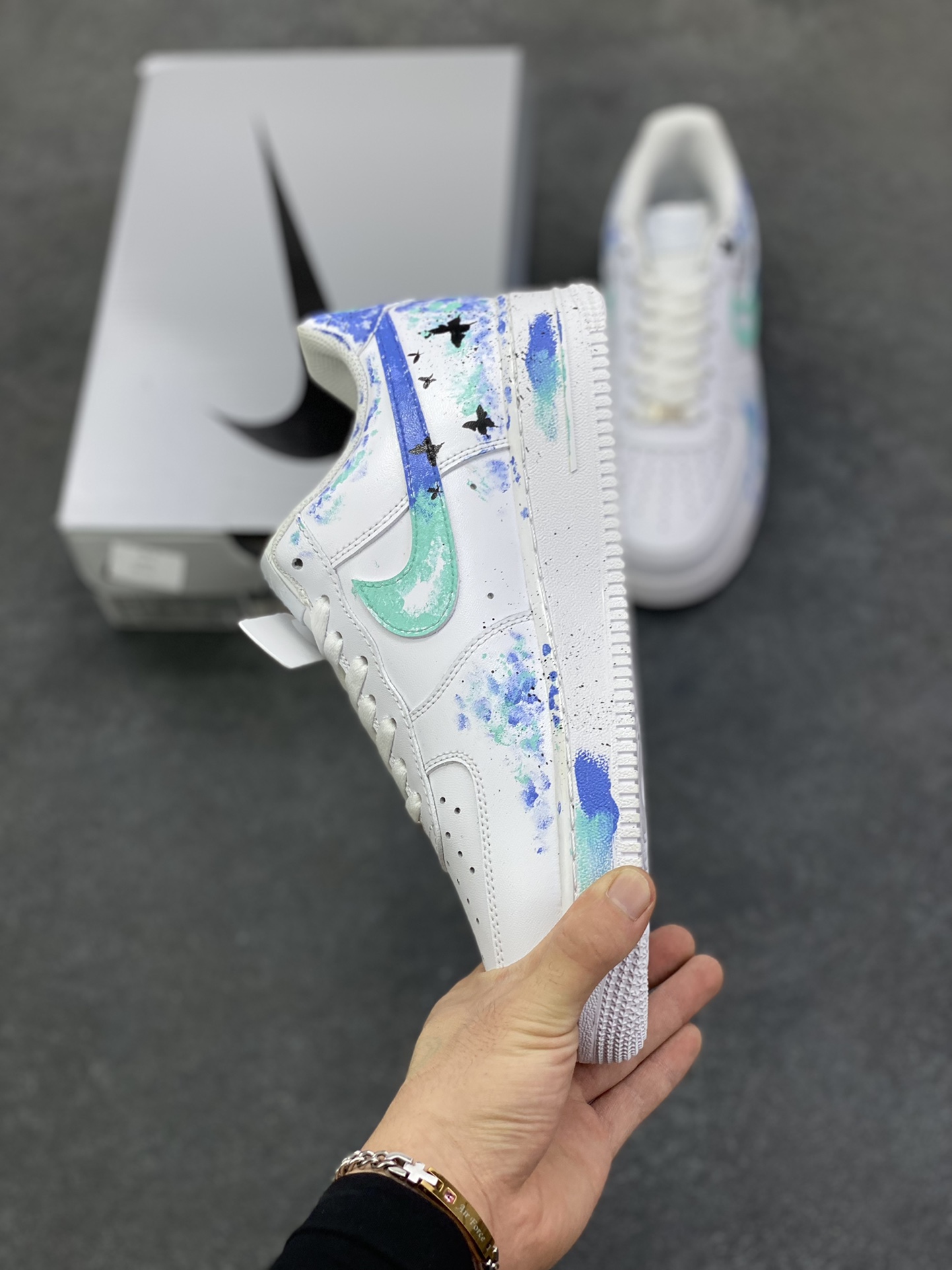 图片[3]-【定制球鞋】纯手工绘画Nike Air Force 1 空军一号 手绘 蝴蝶花 蝴蝶梦幻 晕染 减震耐磨 低帮 板鞋 男女同款 白黑色折边针车 工艺难度大 原楦头原纸板 原装鞋盒 定制五金配件 内置全掌气垫 原厂鞋底 货号：CW2288-111 尺码：36 36.5 37.5 38 38.5 39 40 40.5 41 42 42.5 43 44 44.5 45-选品中心