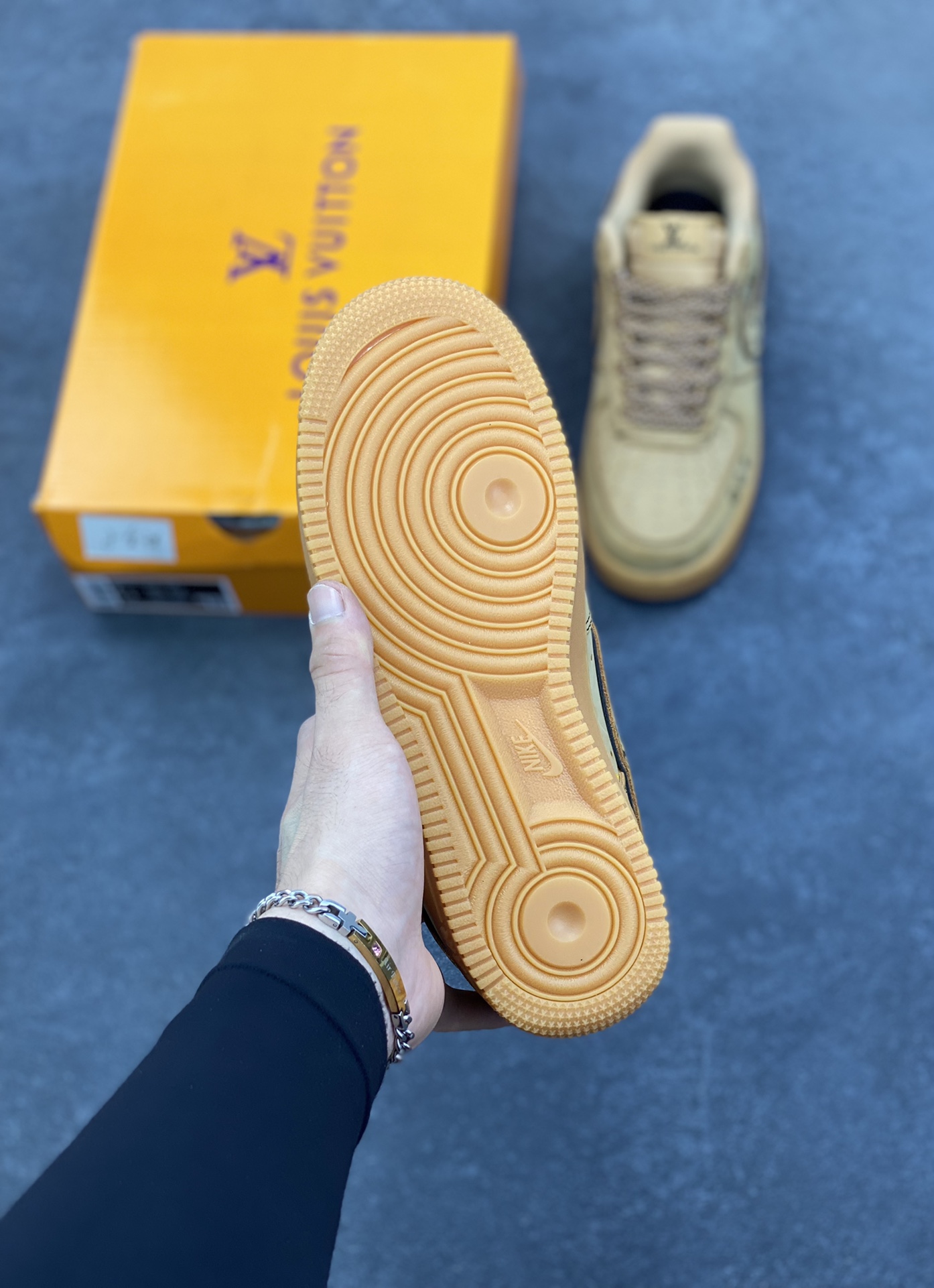 图片[5]-Nike Air Force 1 \’07 Low “LV联名——小麦印花”空军一号 低帮 运动鞋 休闲鞋 折边针车 工艺难度大 原楦头原纸板 原装鞋盒 定制五金配件 内置全掌气垫 原厂鞋底 货号：DK0188-082 尺码：36 36.5 37.5 38 38.5 39 40 40.5 41 42 42.5 43 44 44.5 45-选品中心