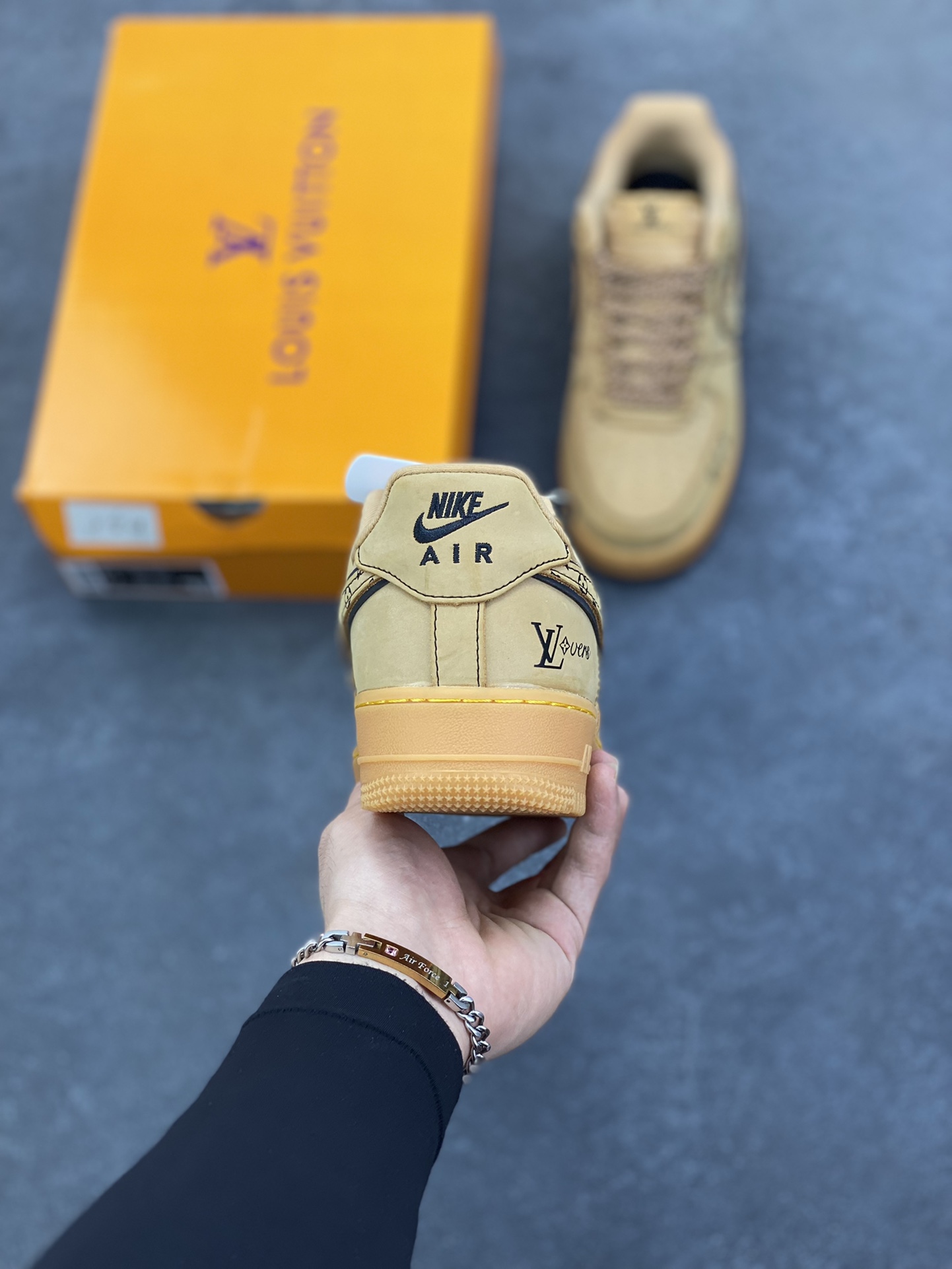 图片[4]-Nike Air Force 1 \’07 Low “LV联名——小麦印花”空军一号 低帮 运动鞋 休闲鞋 折边针车 工艺难度大 原楦头原纸板 原装鞋盒 定制五金配件 内置全掌气垫 原厂鞋底 货号：DK0188-082 尺码：36 36.5 37.5 38 38.5 39 40 40.5 41 42 42.5 43 44 44.5 45-选品中心