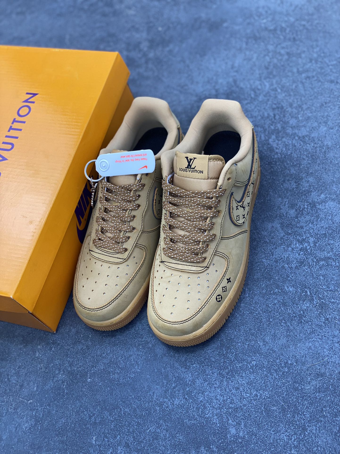图片[8]-Nike Air Force 1 \’07 Low “LV联名——小麦印花”空军一号 低帮 运动鞋 休闲鞋 折边针车 工艺难度大 原楦头原纸板 原装鞋盒 定制五金配件 内置全掌气垫 原厂鞋底 货号：DK0188-082 尺码：36 36.5 37.5 38 38.5 39 40 40.5 41 42 42.5 43 44 44.5 45-选品中心
