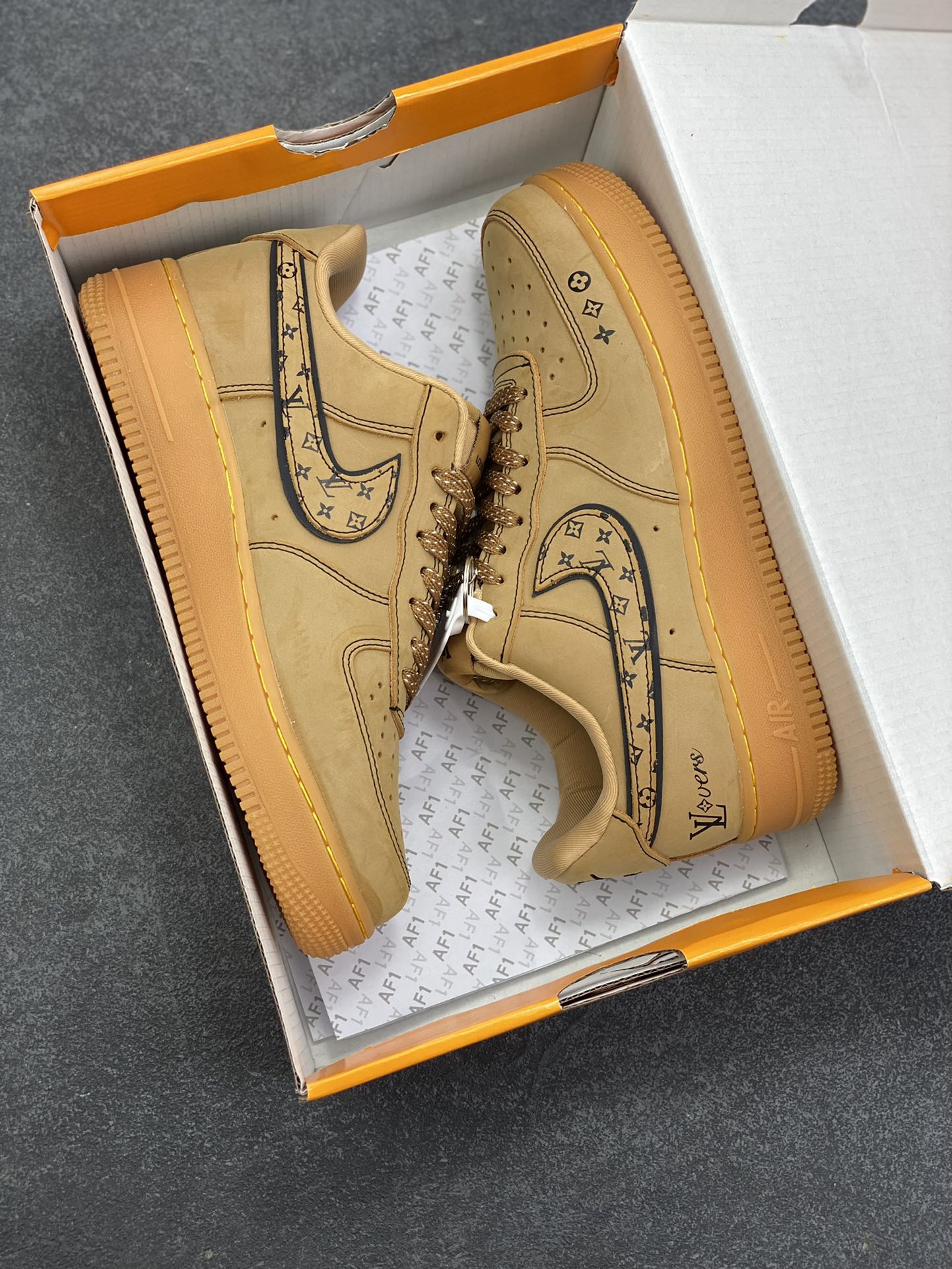 图片[9]-Nike Air Force 1 \’07 Low “LV联名——小麦印花”空军一号 低帮 运动鞋 休闲鞋 折边针车 工艺难度大 原楦头原纸板 原装鞋盒 定制五金配件 内置全掌气垫 原厂鞋底 货号：DK0188-082 尺码：36 36.5 37.5 38 38.5 39 40 40.5 41 42 42.5 43 44 44.5 45-选品中心