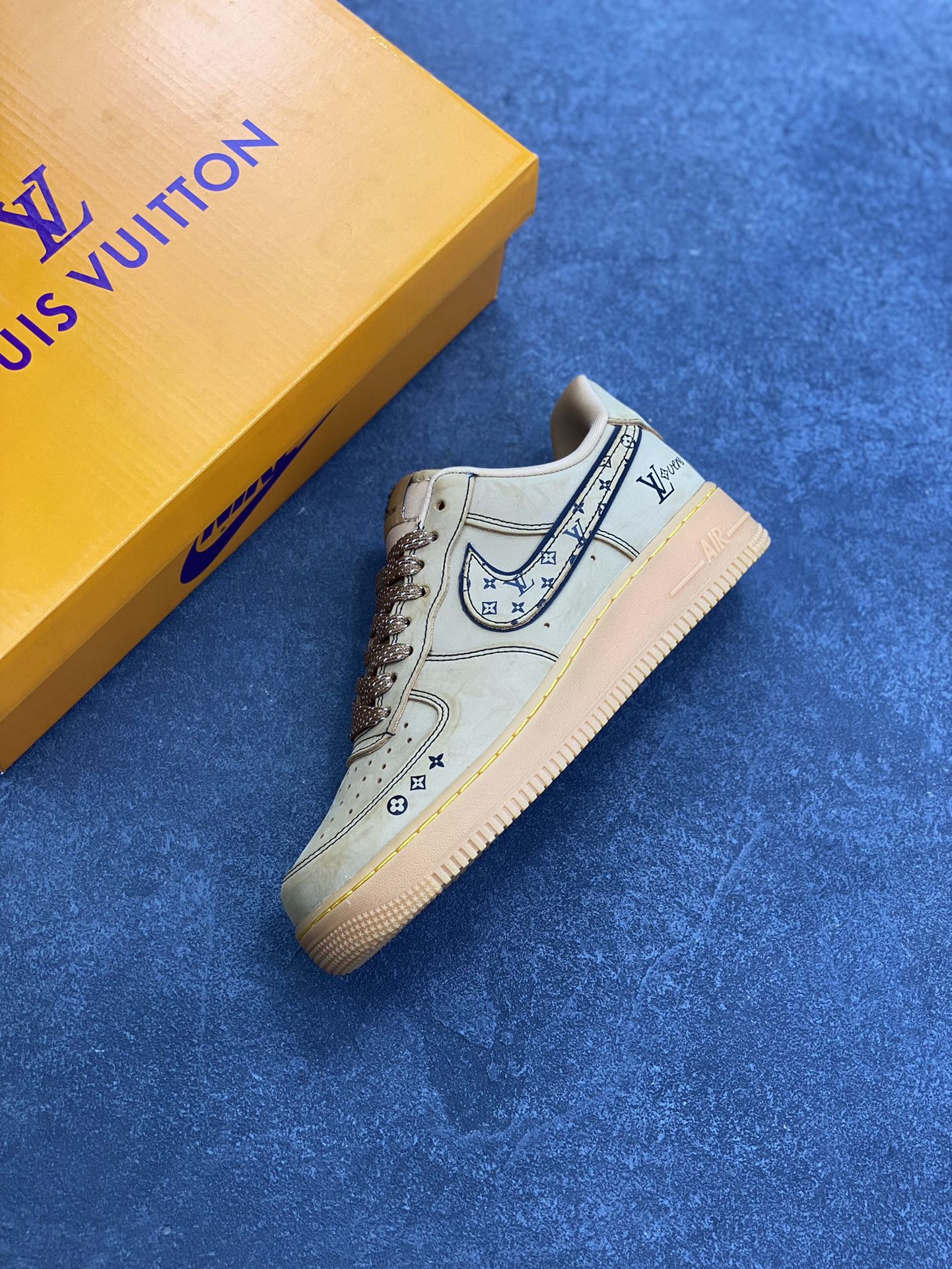 图片[7]-Nike Air Force 1 \’07 Low “LV联名——小麦印花”空军一号 低帮 运动鞋 休闲鞋 折边针车 工艺难度大 原楦头原纸板 原装鞋盒 定制五金配件 内置全掌气垫 原厂鞋底 货号：DK0188-082 尺码：36 36.5 37.5 38 38.5 39 40 40.5 41 42 42.5 43 44 44.5 45-选品中心