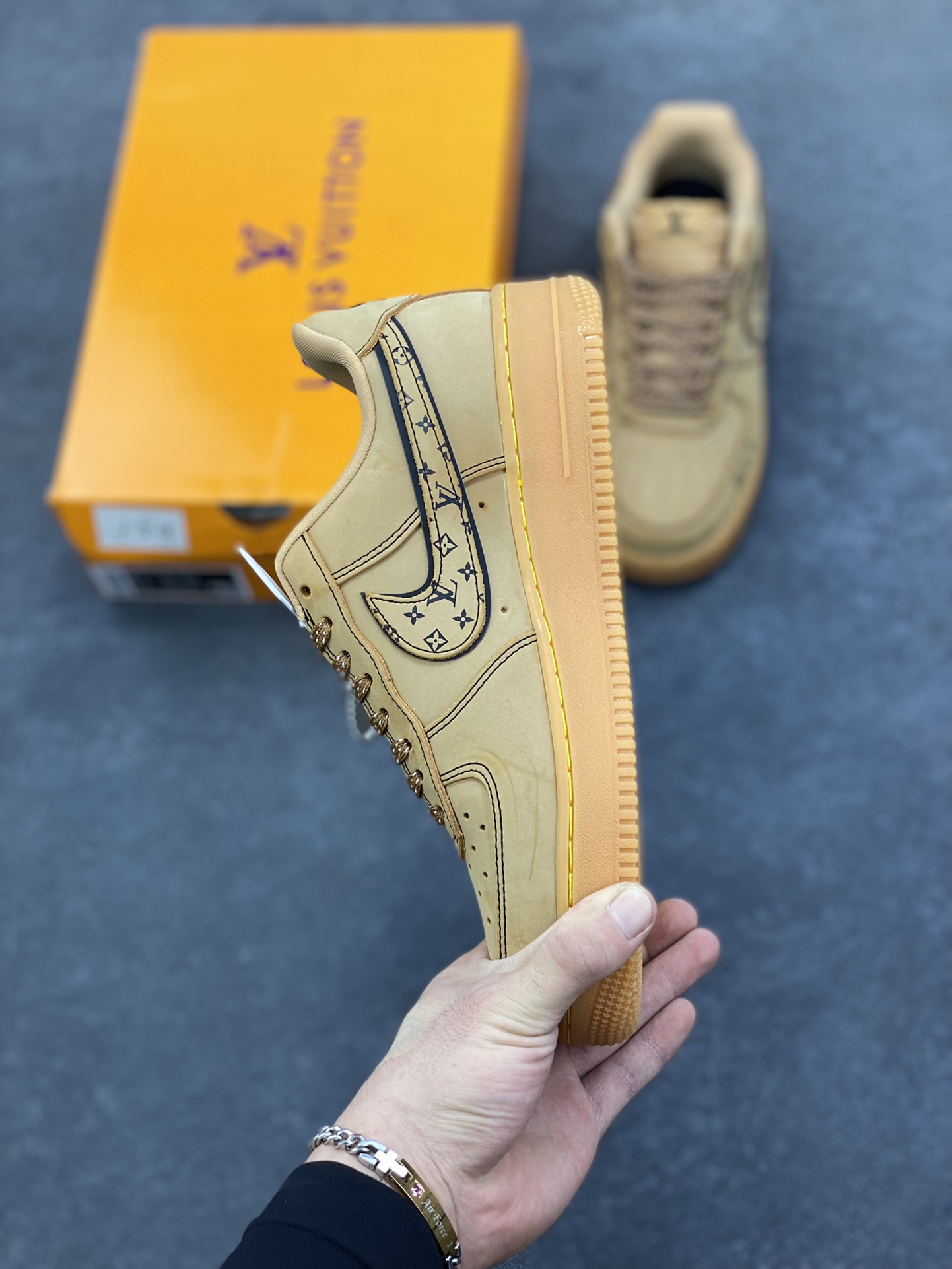 图片[3]-Nike Air Force 1 \’07 Low “LV联名——小麦印花”空军一号 低帮 运动鞋 休闲鞋 折边针车 工艺难度大 原楦头原纸板 原装鞋盒 定制五金配件 内置全掌气垫 原厂鞋底 货号：DK0188-082 尺码：36 36.5 37.5 38 38.5 39 40 40.5 41 42 42.5 43 44 44.5 45-选品中心
