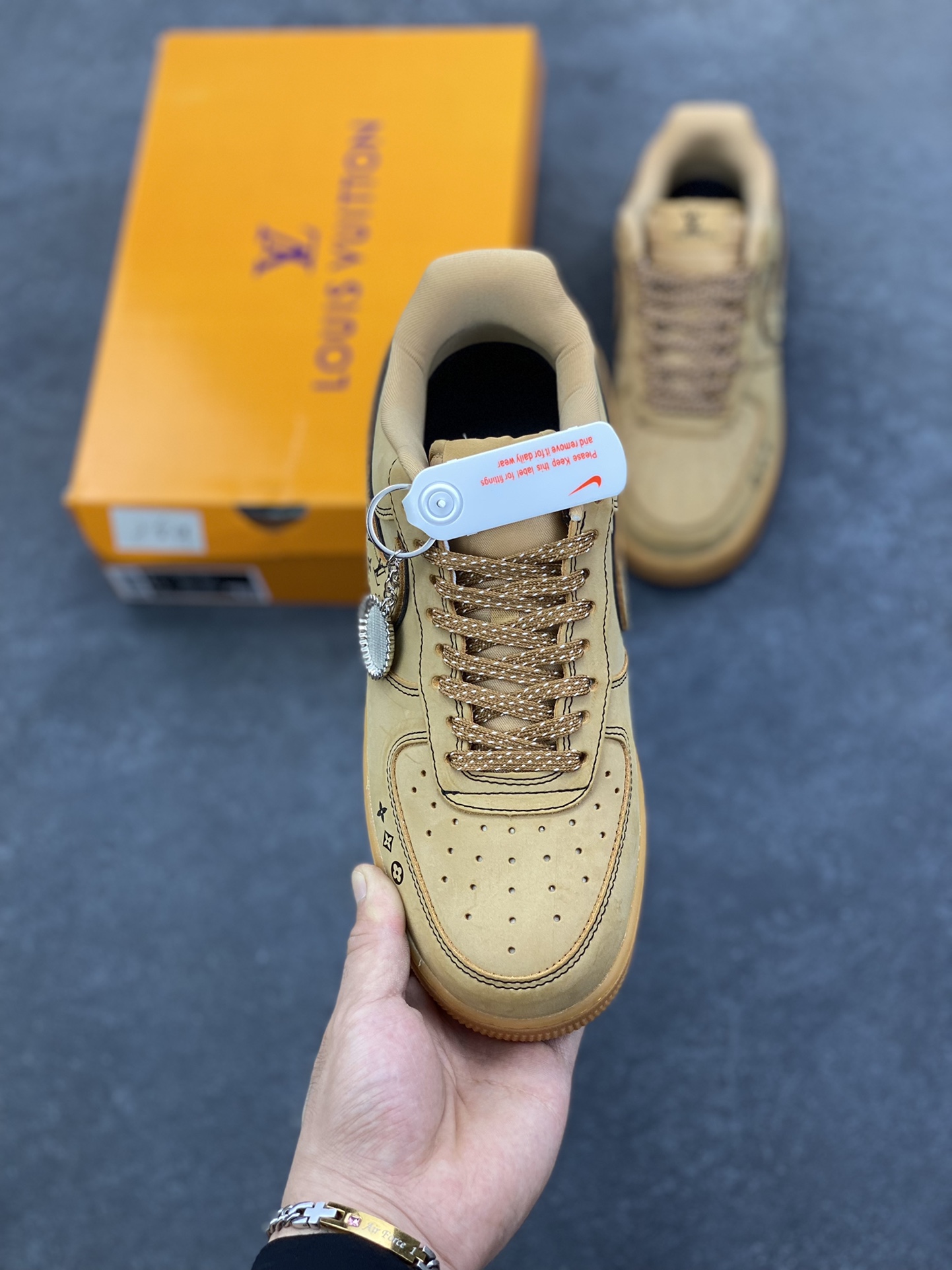 图片[2]-Nike Air Force 1 \’07 Low “LV联名——小麦印花”空军一号 低帮 运动鞋 休闲鞋 折边针车 工艺难度大 原楦头原纸板 原装鞋盒 定制五金配件 内置全掌气垫 原厂鞋底 货号：DK0188-082 尺码：36 36.5 37.5 38 38.5 39 40 40.5 41 42 42.5 43 44 44.5 45-选品中心