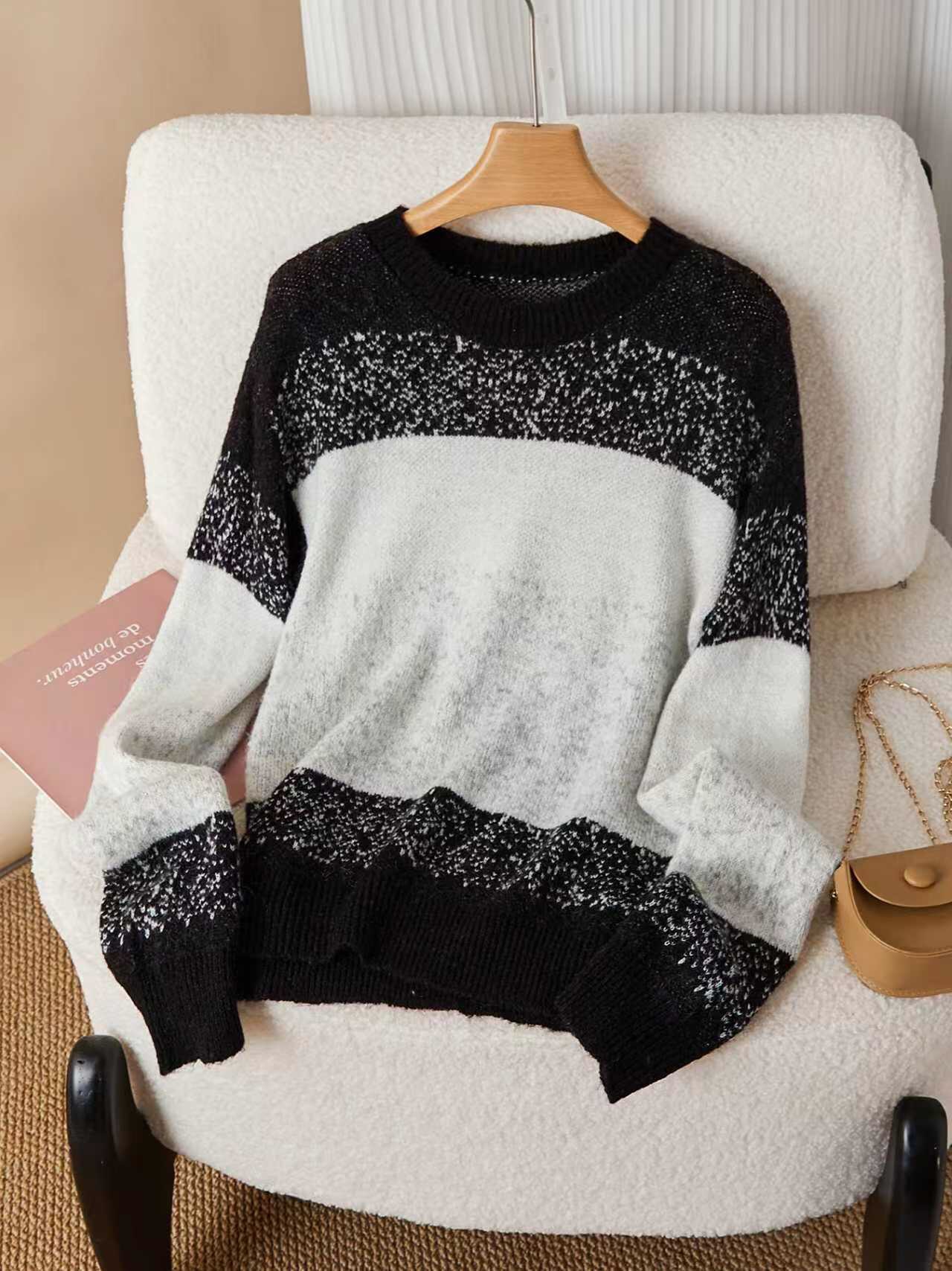 NO:489073,T028 2025 autumn and winter new high-end black and white color-blocked knitted round neck top SML black and white, alexander wang19860909T028 2025秋冬新款高级感黑白拼色针织圆领上衣 SML 黑白色,,alexander wang,Women's clothing