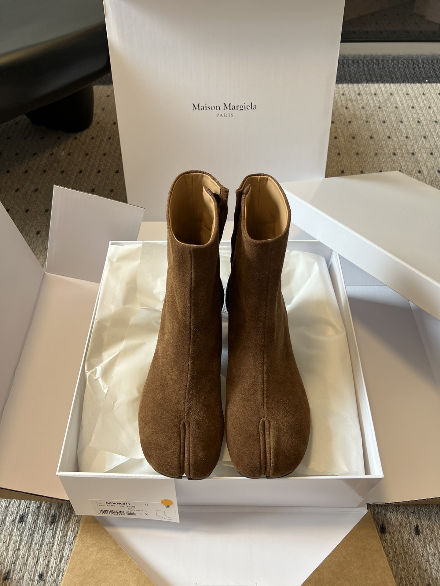 NO:489919,Maison Margiela 25ss Maison Margiela split-toe series thick heel split-toe boots Purchasing agents with the same channel (Low version for markets) Original last shoe shape is very classic, regardless of price or quality, instantly selling the market... Say goodbye to bloated, specially designed for contemporary independent and elegant urban women. It is the best among niches, versatile king, niches are not that bad, it is too elegant to wear. Vegetable tanned sheepskin, inner cowhide, Italian leather soles Size35-40 (40 custom-made, no return or exchange), boots, masion margiela, boots, cowhide, sheepskin, Leather soles19860909莞产 Maison Margiela 25ss 马吉拉分趾系列粗跟跟分趾靴 代购同渠道硬货（区分市场Low版）原版套楦鞋型很经典,不管是价格还是品质通通秒杀市场…… 告别臃肿,专为当代独立、气质都市女性打造高级鞋履 对是小众的佼佼者,百搭王,小众没有那么烂大街,穿上太有气质了 鞋面植鞣羊皮 内里牛皮 大底意大利真皮大底 Size35-40（40定制不退换）,靴子,masion margiela,boots,cowhide,sheepskin,Leather soles,Women's Shoes