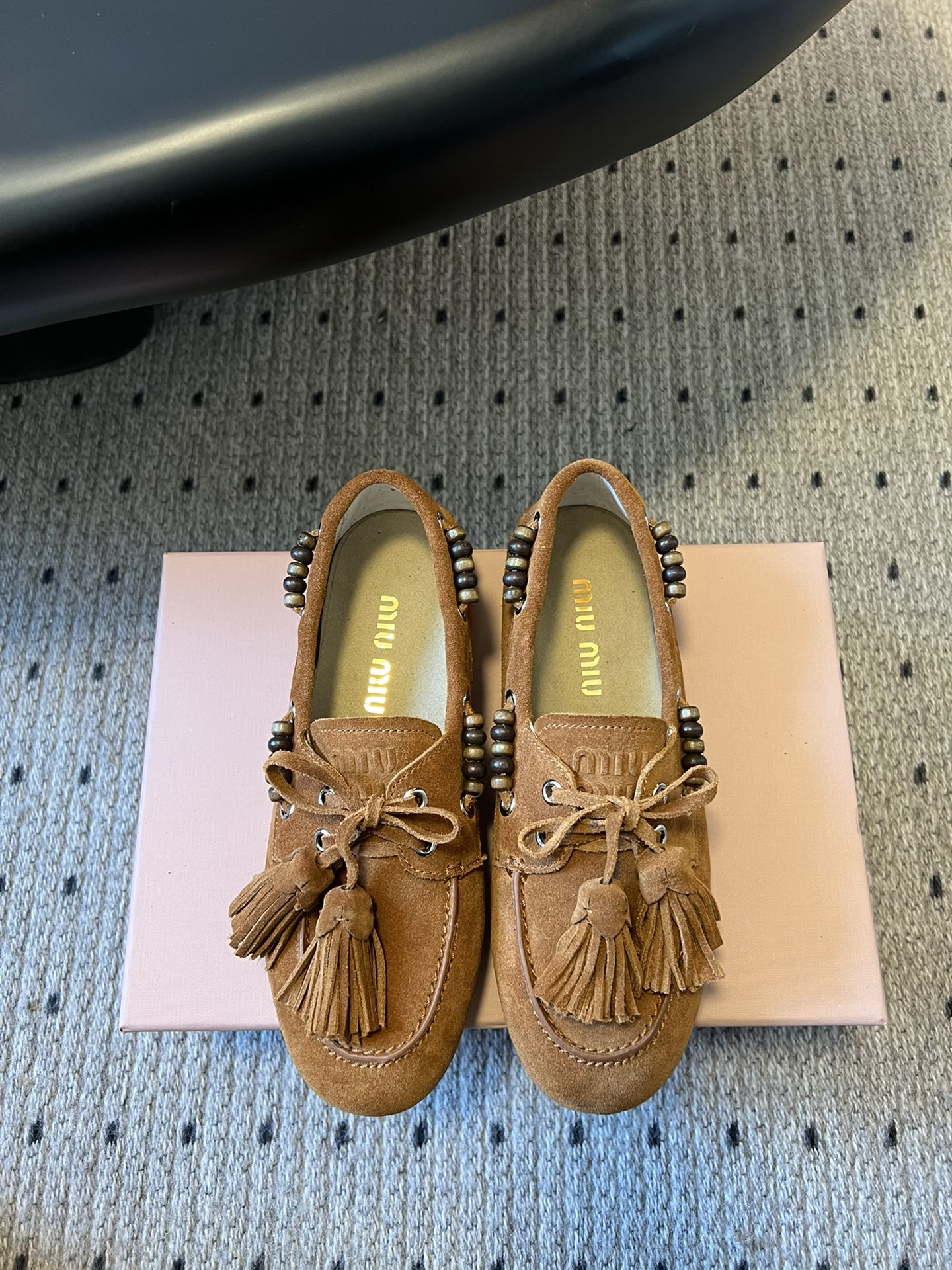 NO:489933,Top quality Miu Mi* 25FW deck shoes suede boat shoes Miumiu's new deck shoes are too design-like, full of autumn and winter atmosphere, comfortable and fashionable, new autumn and winter suede kicks, playful lace-up tassels, retro dry color, grinding design inside makes the wear experience more high-end fabric velvet double-sided velvet outsole rubber sole Size35-41 (40.41 custom-made without return), loafers semi-trailed, miumiu, loafers, chamois leather19860909顶级品质 Miu Mi* 25FW deck shoes 麂皮船鞋 miumiu家新款deck shoes也太有设计感了吧,秋冬氛围感拉满,舒适又时尚,秋冬新款麂皮一脚蹬,俏皮的系带流苏,复古的干异色系,内里磨毛的设计让穿着体验度更加高涨 面料牛反绒 内里双面绒 大底橡胶大底 Size35-41（40.41定制不退换）,乐福鞋半拖,miumiu,loafers,chamois leather,Women's Shoes