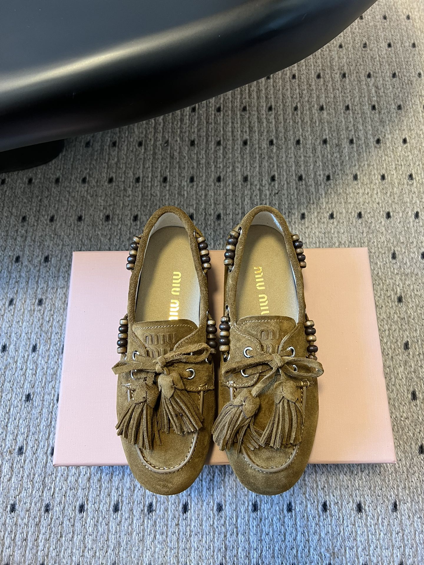 NO:489937,Top quality Miu Mi* 25FW deck shoes suede boat shoes Miumiu's new deck shoes are too design-like, full of autumn and winter atmosphere, comfortable and fashionable, new autumn and winter suede kicks, playful lace-up tassels, retro dry color, grinding design inside makes the wear experience more high-end fabric velvet, double-sided velvet inside, outsole rubber sole Size35-41 (40.41 custom-made without return), loafers semi-trailed, miumiu, loafers, chamois leather19860909顶级品质 Miu Mi* 25FW deck shoes 麂皮船鞋 miumiu家新款deck shoes也太有设计感了吧,秋冬氛围感拉满,舒适又时尚,秋冬新款麂皮一脚蹬,俏皮的系带流苏,复古的干异色系,内里磨毛的设计让穿着体验度更加高涨 面料牛反绒 内里双面绒 大底橡胶大底 Size35-41（40.41定制不退换）,乐福鞋半拖,miumiu,loafers,chamois leather,Women's Shoes