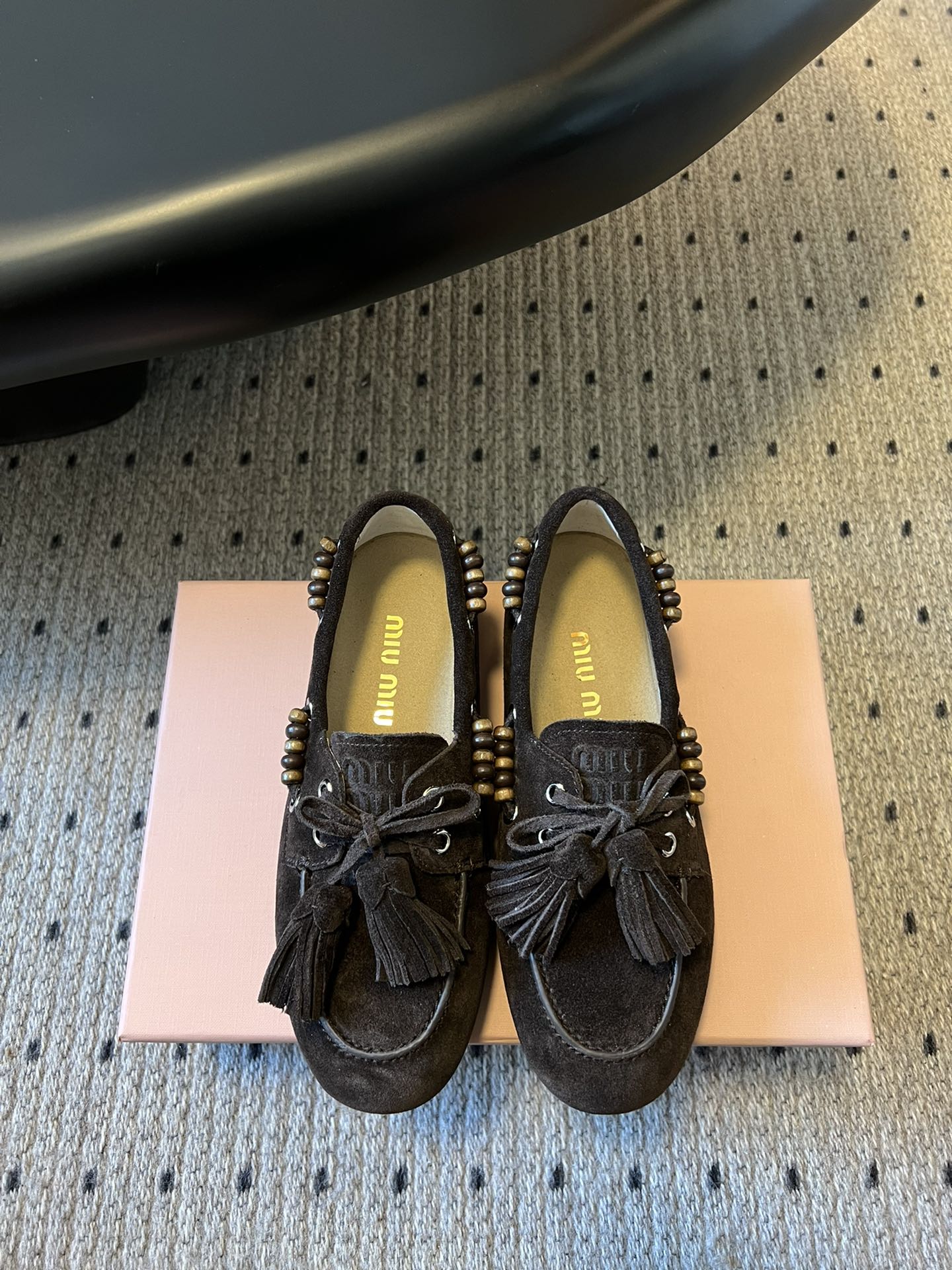 NO:489941,Top quality Miu Mi* 25FW deck shoes suede boat shoes Miumiu's new deck shoes are too design-like, full of autumn and winter atmosphere, comfortable and fashionable, new autumn and winter suede kicks, playful lace-up tassels, retro dry color, grinding design inside makes the wear experience more high-end fabric velvet double-sided velvet outsole rubber sole Size35-41 (40.41 custom-made without return), loafers semi-trailed, miumiu, loafers, chamois leather19860909顶级品质 Miu Mi* 25FW deck shoes 麂皮船鞋 miumiu家新款deck shoes也太有设计感了吧,秋冬氛围感拉满,舒适又时尚,秋冬新款麂皮一脚蹬,俏皮的系带流苏,复古的干异色系,内里磨毛的设计让穿着体验度更加高涨 面料牛反绒 内里双面绒 大底橡胶大底 Size35-41（40.41定制不退换）,乐福鞋半拖,miumiu,loafers,chamois leather,Women's Shoes