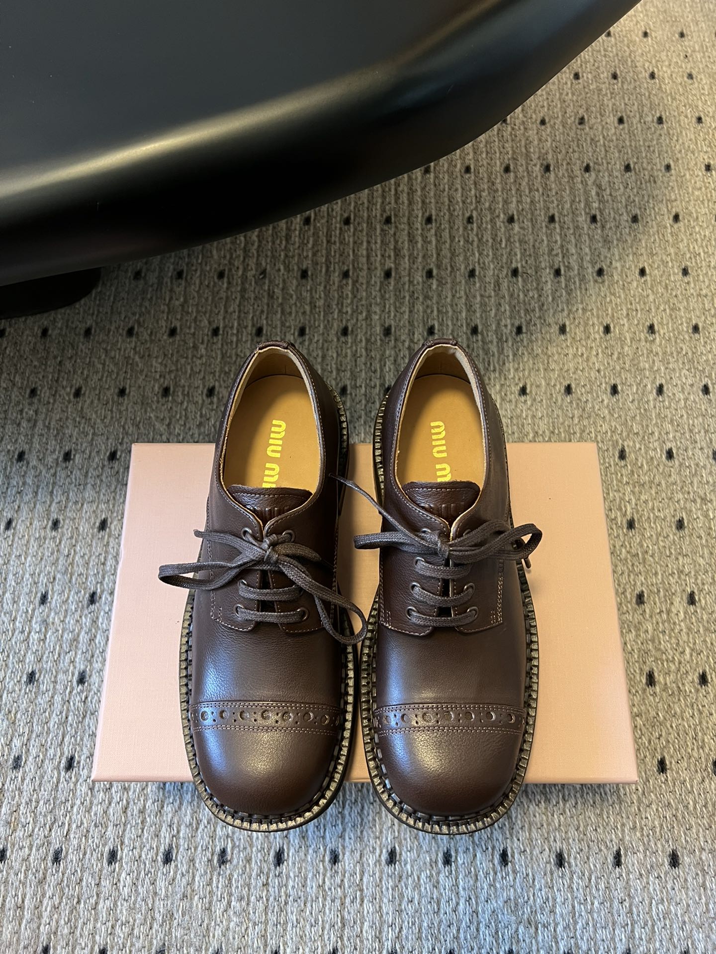 NO:482132,Miu Mi* 25ss New Derby shoes for early autumn, play with retro text, Miu Miu is new in autumn and winter, and the oily wax leather is also very suitable for autumn, with a small British style, and the old straps are very comfortable to wear. The detailed design stands out among the many loafers. The overall shoe shape is smooth and delicate, not heavy at all, and the foot feels quite good. When you go out casually, Miu Miu's brown lace-up loafers are very suitable. Paired with jeans, it is casual and fashionable. The small details of the shoelaces add a bit of unruly to the overall shape. Walking on the street, you are the trend focus. Fabric cowhide inner cowhide, outsole rubber sole Size35-41 (40.41 custom-made, non-return and exchange), loafers, miumiu, loafers, jeans, cowhide19860909Miu Mi* 25ss 早秋新款德比鞋 玩转文字复古潮 Miu Miu秋冬上新啦,油蜡皮也是和秋天非常搭,小小英伦风,绑带做旧款德训上脚很舒服,细节的设计在一众乐福鞋中脱颖而出 整体鞋型圆滑秀气,一点也不笨重,脚感相当好 休闲出街时,miu miu的棕色系带乐福鞋就很合适.与牛仔裤搭配,随性又不失时尚感.鞋带的小细节,为整体造型增添几分不羁,漫步街头,你就是潮流焦点 面料牛皮 内里牛皮 大底橡胶大底 Size35-41（40.41定制不退换）,乐福鞋,miumiu,loafers,jeans,cowhide,Women's Shoes