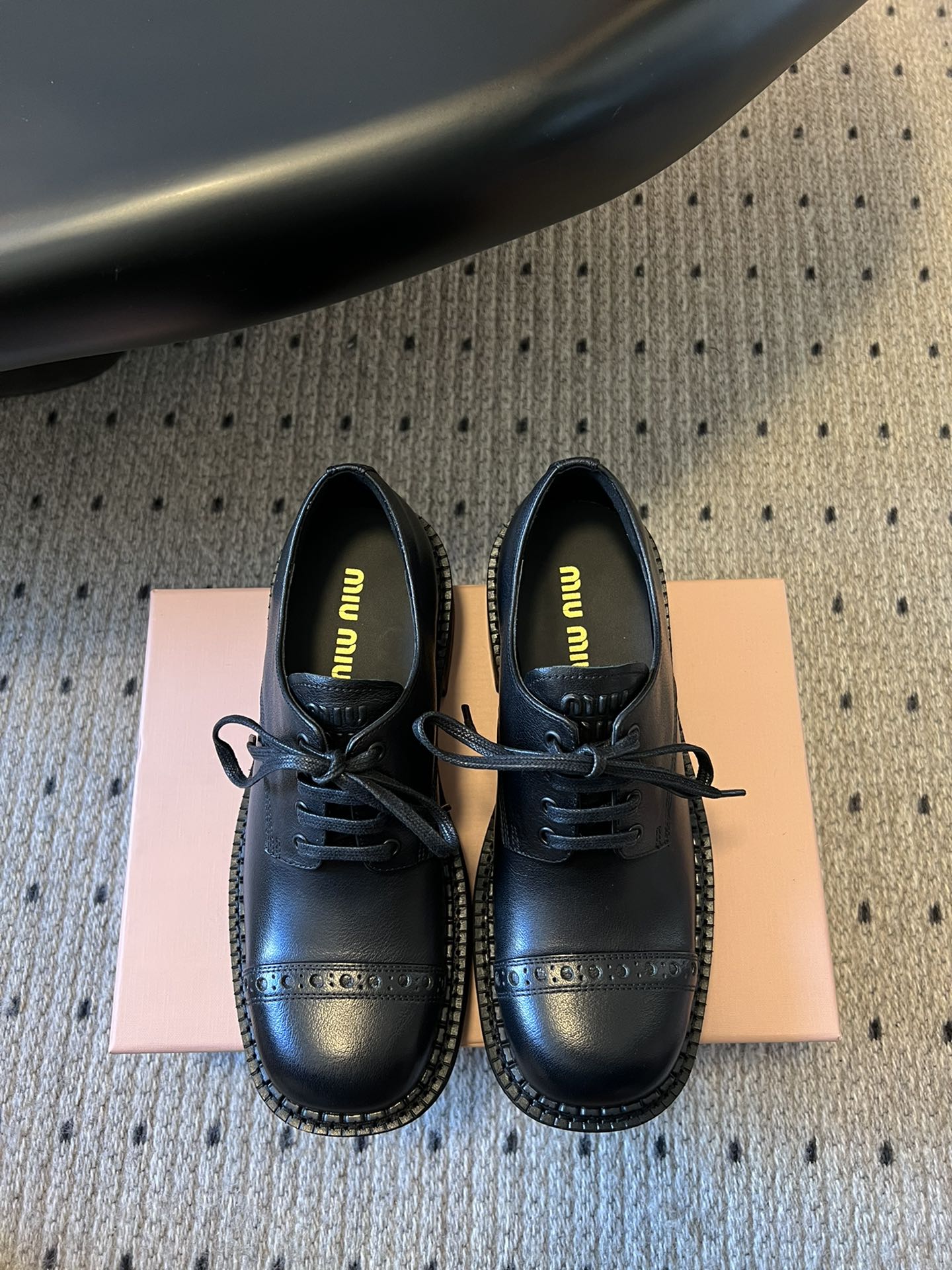 NO:489924,Top quality Miu Mi* 25ss New derby shoes for early autumn, play with retro style, Miu Miu is new in autumn and winter, and the oily wax leather is also very suitable for autumn, with a small British style, straps and old style, and the detailed design stands out among the many loafers. The overall shoe shape is smooth and delicate, not heavy at all, and the feel of feet is quite good. When you go out casually, Miu Miu's brown lace-up loafers are very suitable. Paired with jeans, it is casual and fashionable. The small details of the shoelaces add a bit of unruly to the overall shape. Walking on the street, you are the focus of trend. Fabric cowhide inner cowhide, outsole rubber sole Size35-41 (40.41 custom-made, non-return and exchange), loafers, miumiu, loafers, jeans, cowhide19860909顶级品质 Miu Mi* 25ss 早秋新款德比鞋 玩转文字复古潮 Miu Miu秋冬上新啦,油蜡皮也是和秋天非常搭,小小英伦风,绑带做旧款德训上脚很舒服,细节的设计在一众乐福鞋中脱颖而出 整体鞋型圆滑秀气,一点也不笨重,脚感相当好 休闲出街时,miu miu的棕色系带乐福鞋就很合适.与牛仔裤搭配,随性又不失时尚感.鞋带的小细节,为整体造型增添几分不羁,漫步街头,你就是潮流焦点 面料牛皮 内里牛皮 大底橡胶大底 Size35-41（40.41定制不退换）,乐福鞋,miumiu,loafers,jeans,cowhide,Women's Shoes