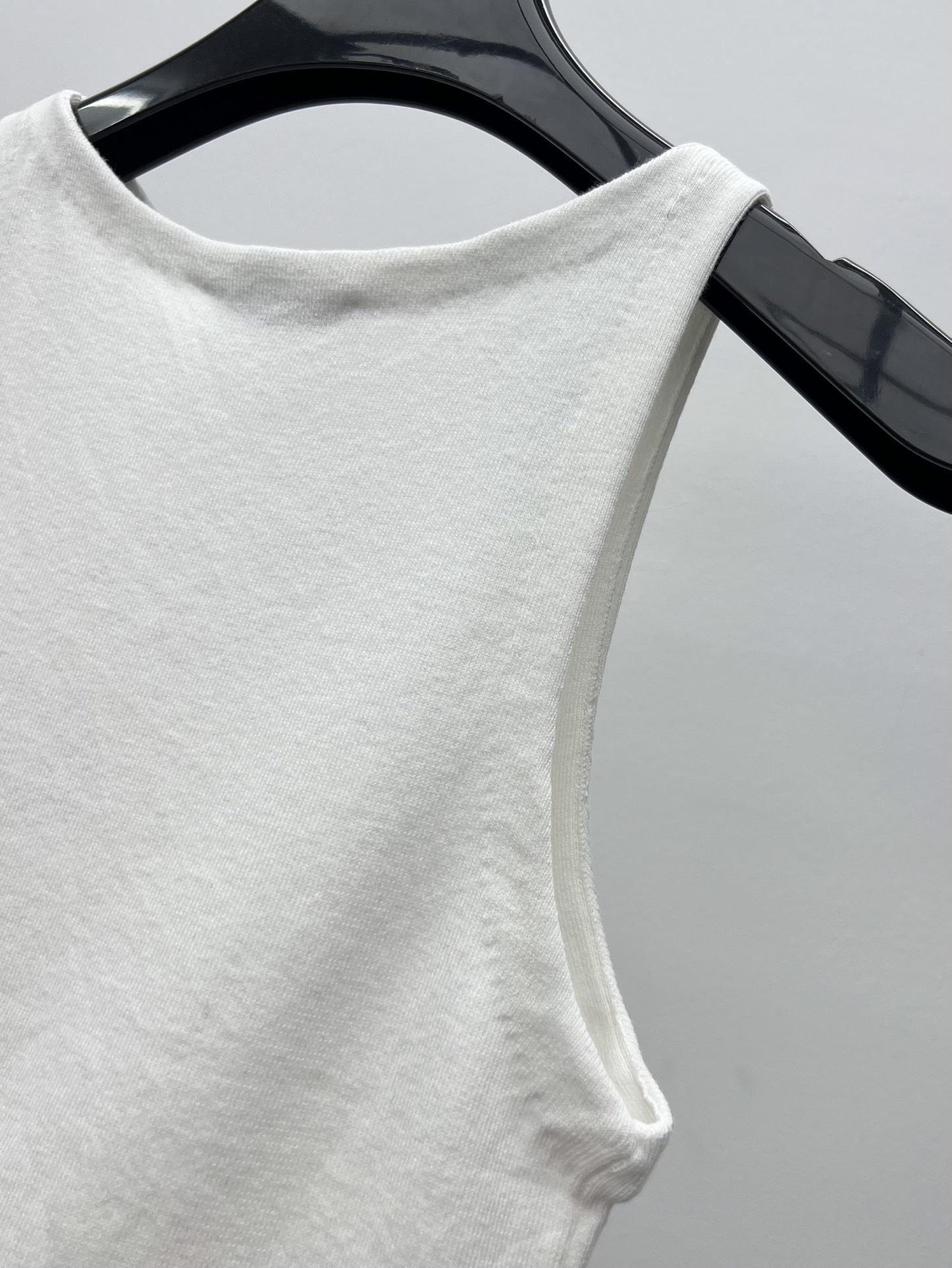 miumi*徽标针织背心这款柔软棉质背心结合简约线条与现代风格其多功能廓形适合大胆叠穿打造时髦个性造型码