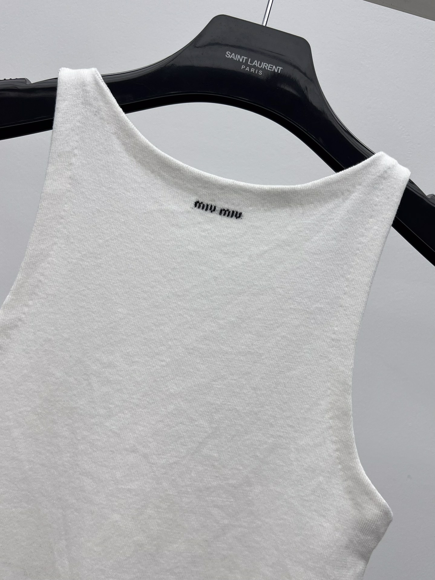 miumi*徽标针织背心这款柔软棉质背心结合简约线条与现代风格其多功能廓形适合大胆叠穿打造时髦个性造型码