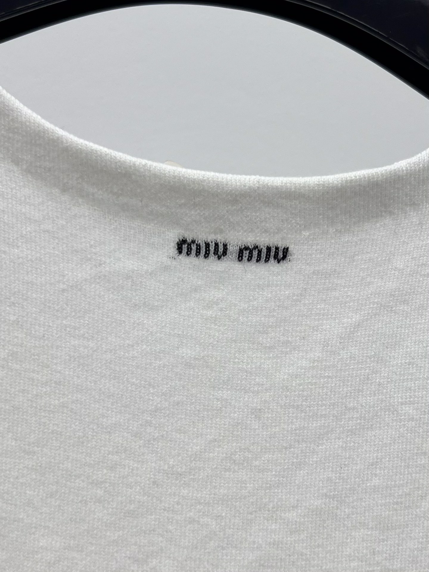 miumi*徽标针织背心这款柔软棉质背心结合简约线条与现代风格其多功能廓形适合大胆叠穿打造时髦个性造型码