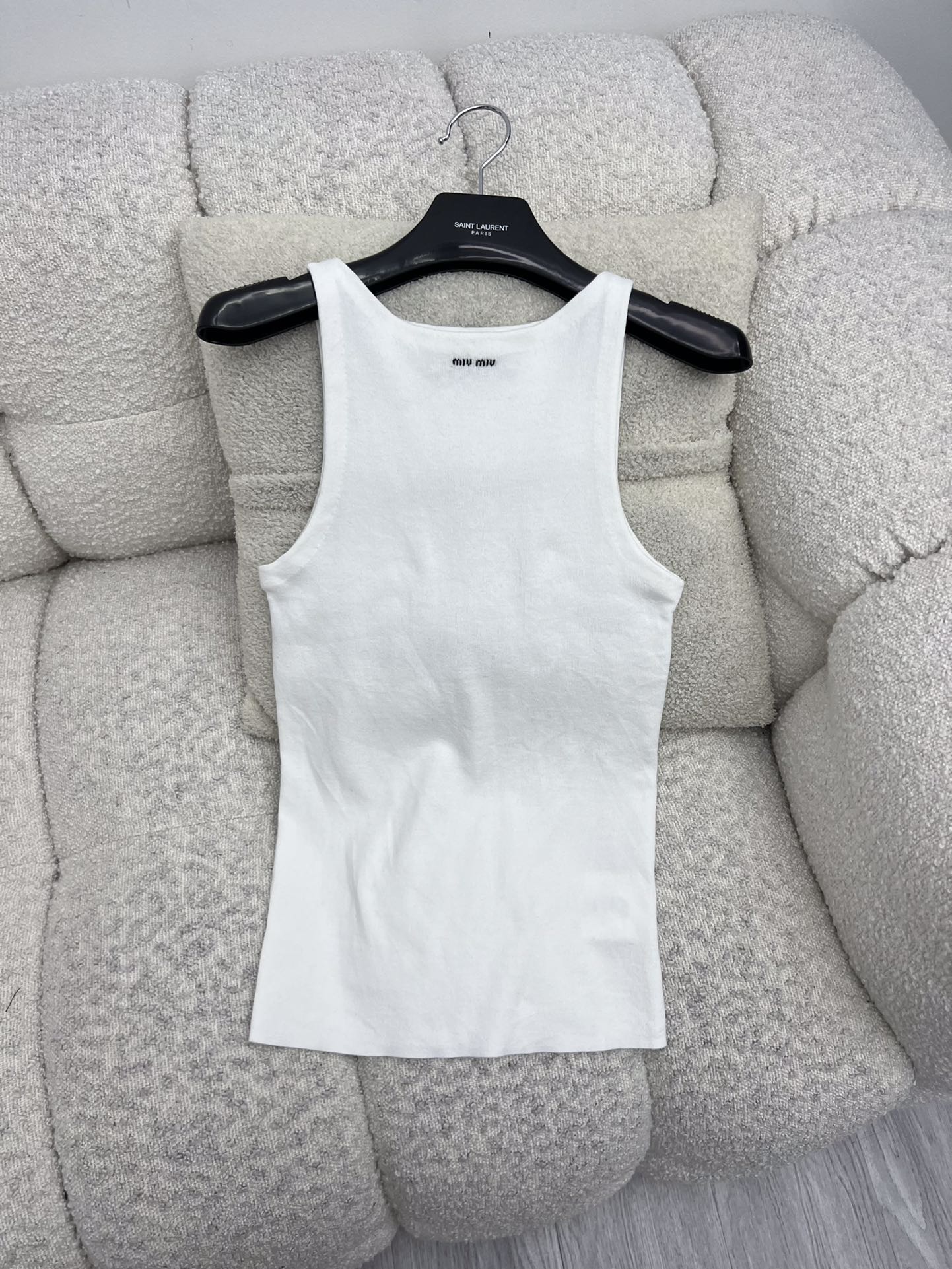 miumi*徽标针织背心这款柔软棉质背心结合简约线条与现代风格其多功能廓形适合大胆叠穿打造时髦个性造型码