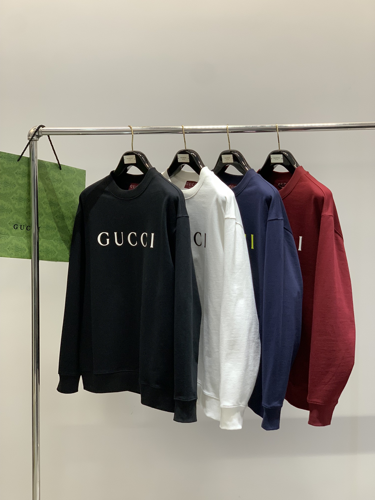 ，Gucci 古驰，2025秋季最新款，专柜同步有售，原单狠货，时尚休闲圆领长袖卫衣，上身很有特点！吸睛