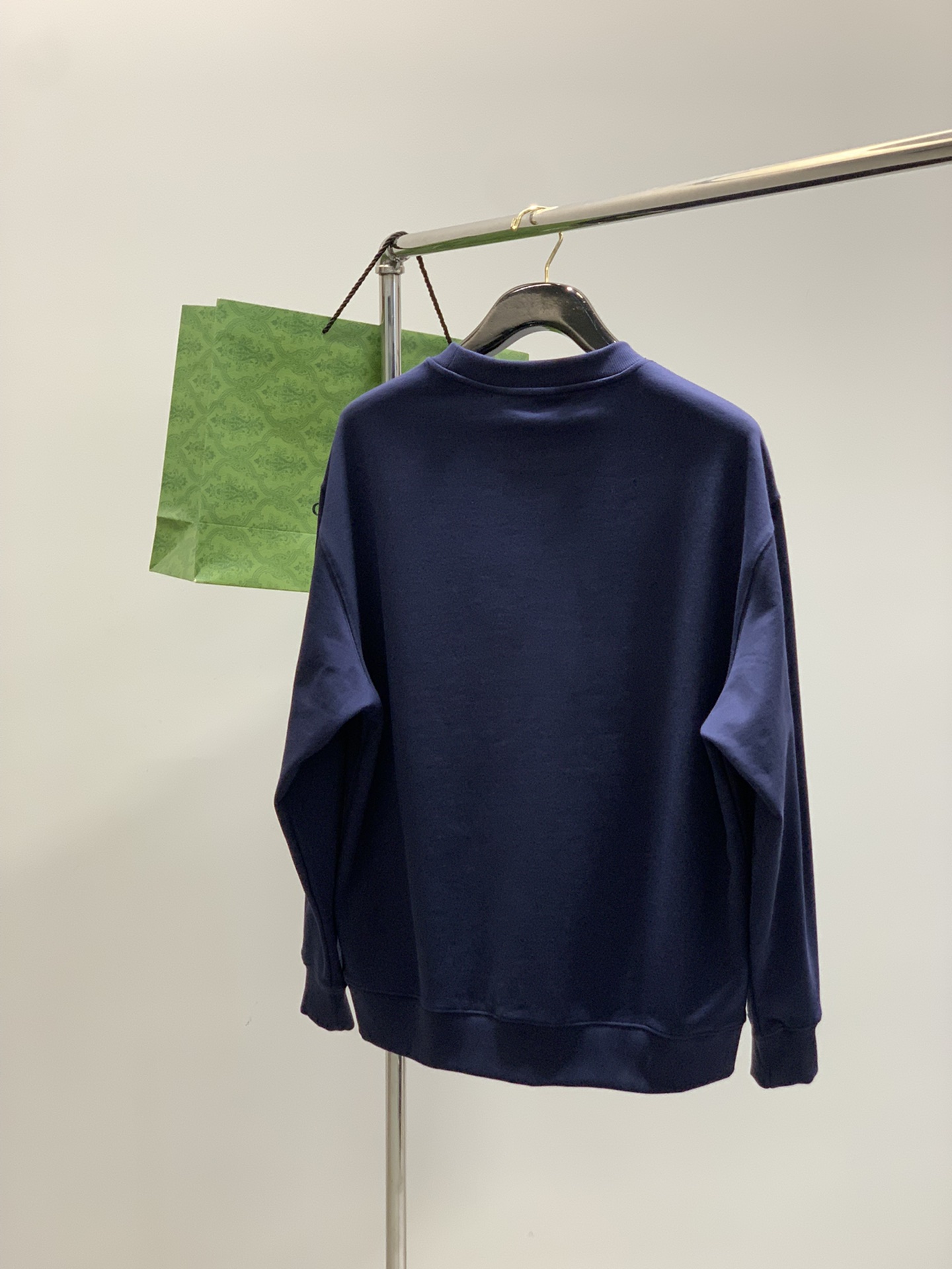 ，Gucci 古驰，2025秋季最新款，专柜同步有售，原单狠货，时尚休闲圆领长袖卫衣，上身很有特点！吸睛