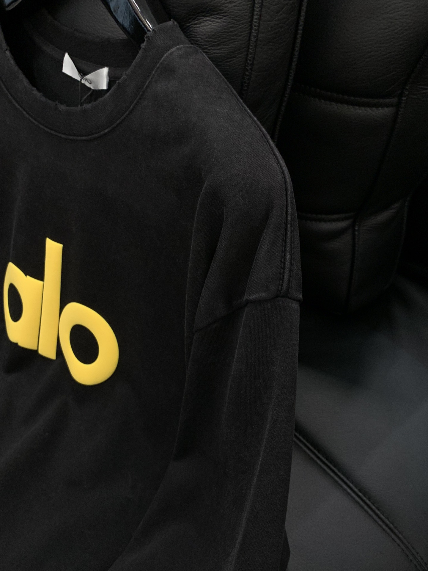 ，alo 阿洛，2025秋季最新款，专柜同步有售，原单狠货，时尚休闲圆领长袖T恤，上身很有特点！吸睛而有