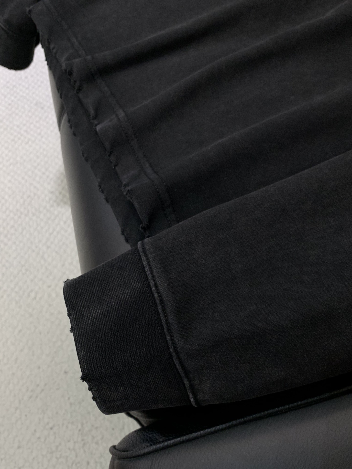 ，alo 阿洛，2025秋季最新款，专柜同步有售，原单狠货，时尚休闲圆领长袖T恤，上身很有特点！吸睛而有