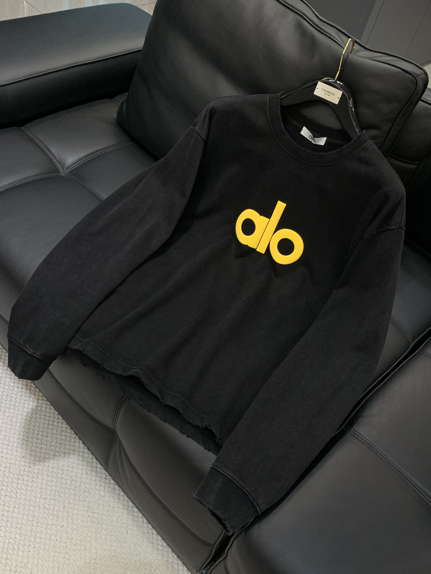 ，alo 阿洛，2025秋季最新款，专柜同步有售，原单狠货，时尚休闲圆领长袖T恤，上身很有特点！吸睛而有