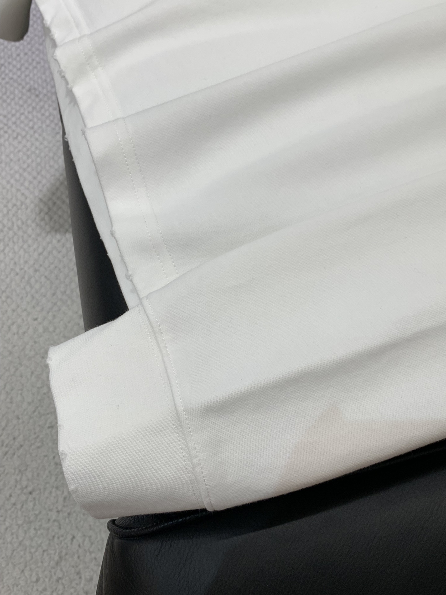 ，alo 阿洛，2025秋季最新款，专柜同步有售，原单狠货，时尚休闲圆领长袖T恤，上身很有特点！吸睛而有