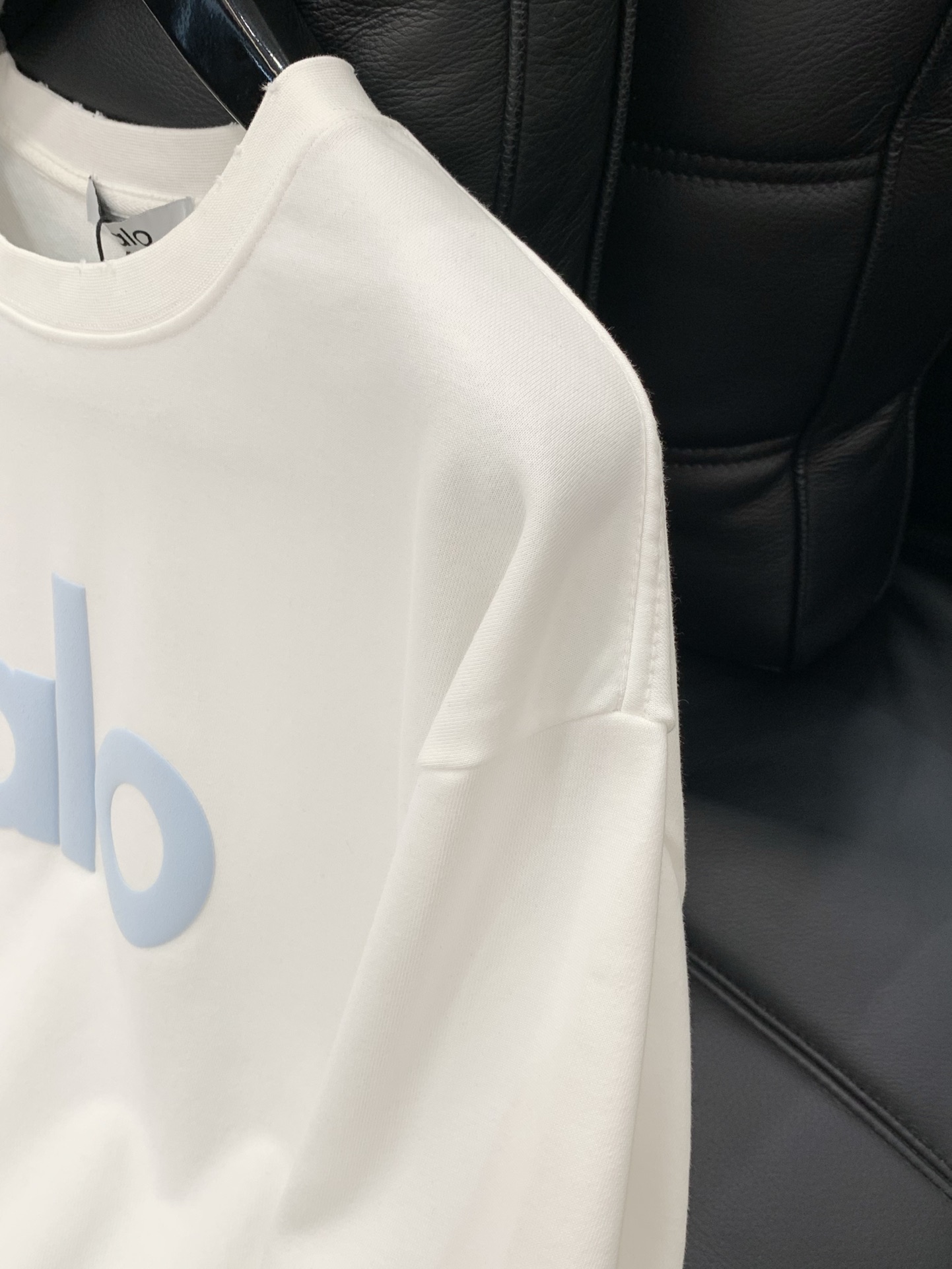 ，alo 阿洛，2025秋季最新款，专柜同步有售，原单狠货，时尚休闲圆领长袖T恤，上身很有特点！吸睛而有