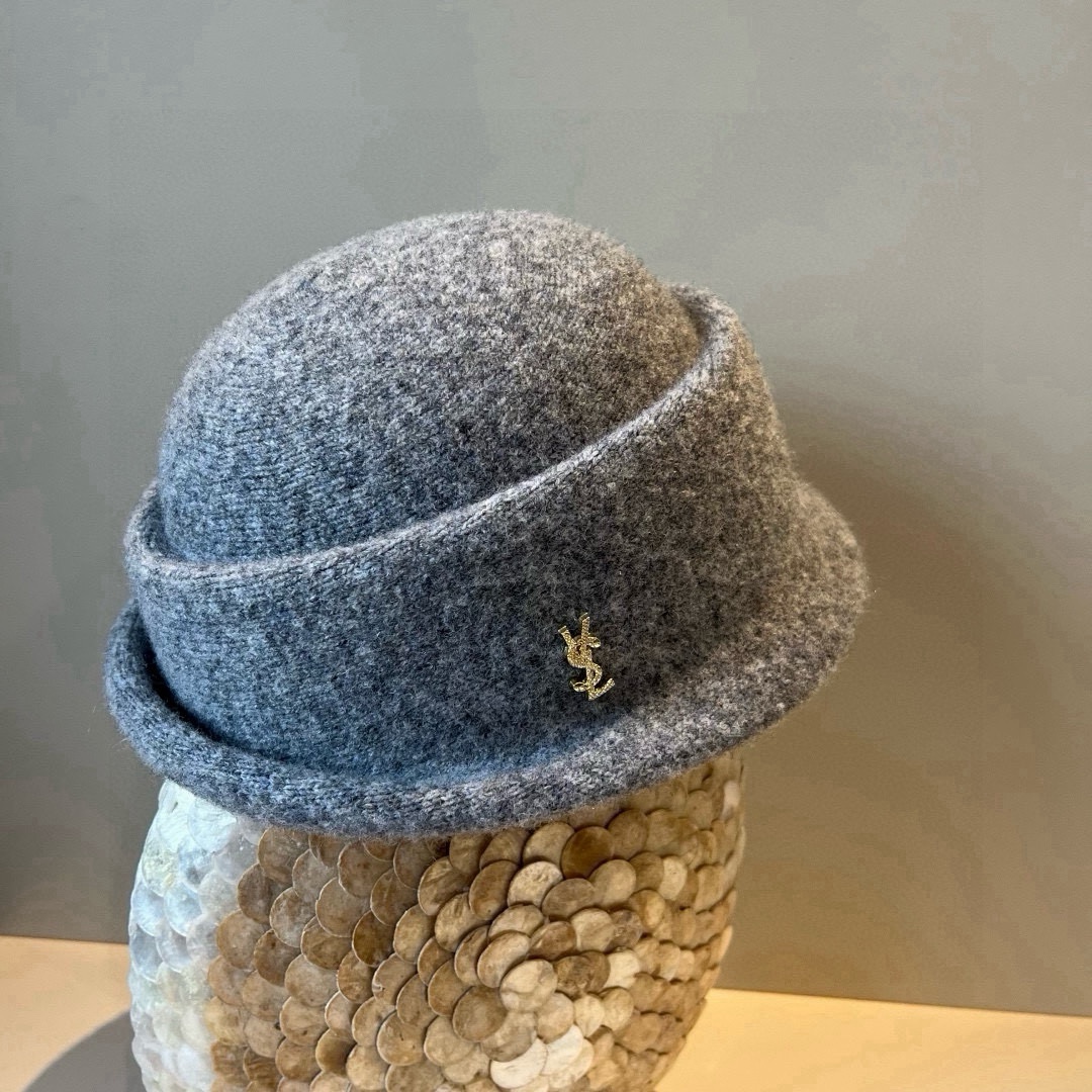 🆕

ysl圣罗兰新款羊毛卷边盆帽，不规则剪裁设计，头围57cm
