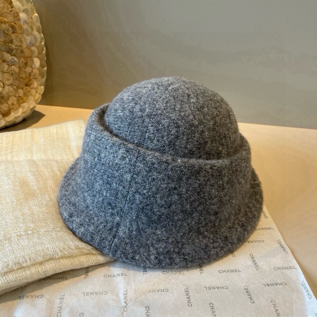 🆕

ysl圣罗兰新款羊毛卷边盆帽，不规则剪裁设计，头围57cm
