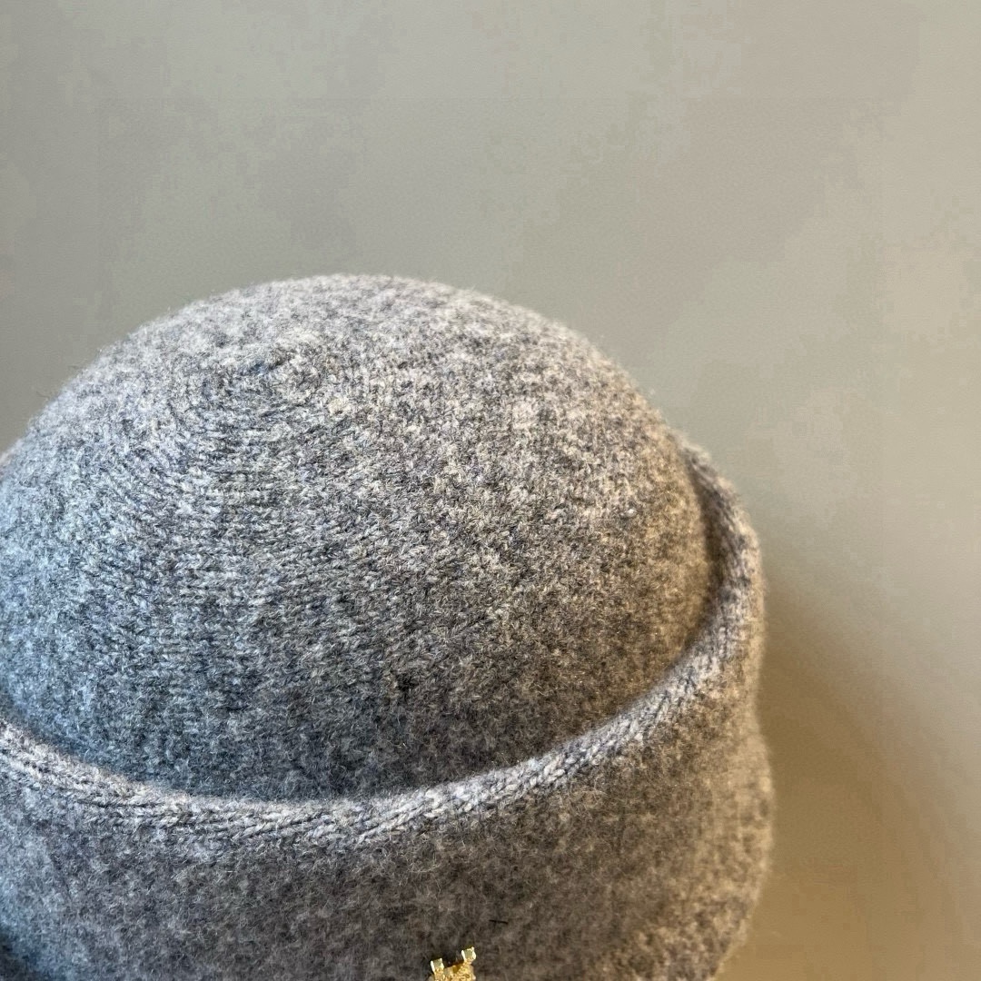 🆕

ysl圣罗兰新款羊毛卷边盆帽，不规则剪裁设计，头围57cm
