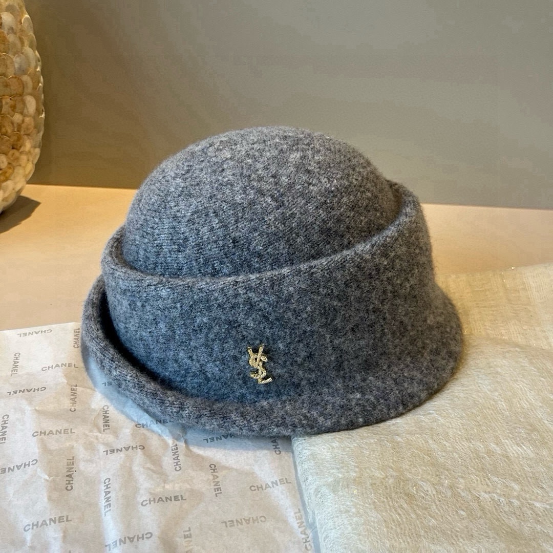 🆕

ysl圣罗兰新款羊毛卷边盆帽，不规则剪裁设计，头围57cm
