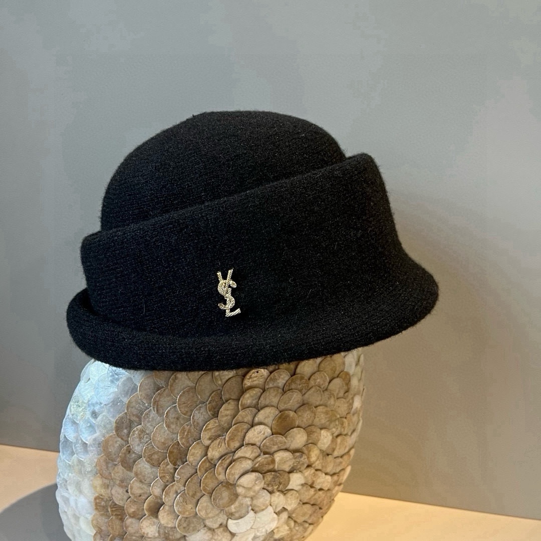 🆕

ysl圣罗兰新款羊毛卷边盆帽，不规则剪裁设计，头围57cm
