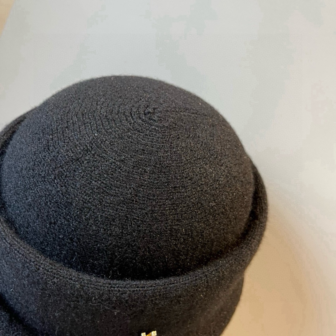 🆕

ysl圣罗兰新款羊毛卷边盆帽，不规则剪裁设计，头围57cm
