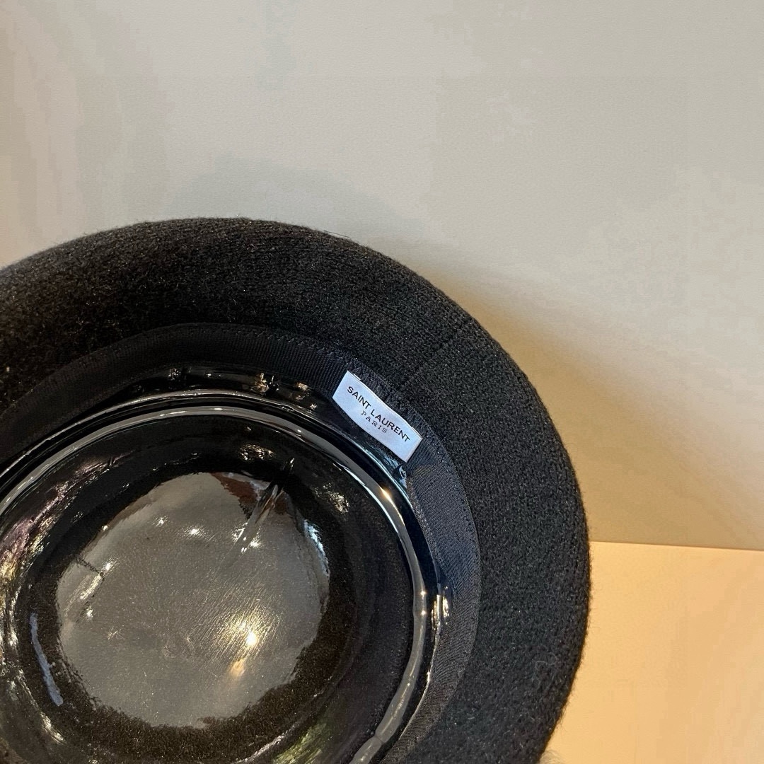 🆕

ysl圣罗兰新款羊毛卷边盆帽，不规则剪裁设计，头围57cm
