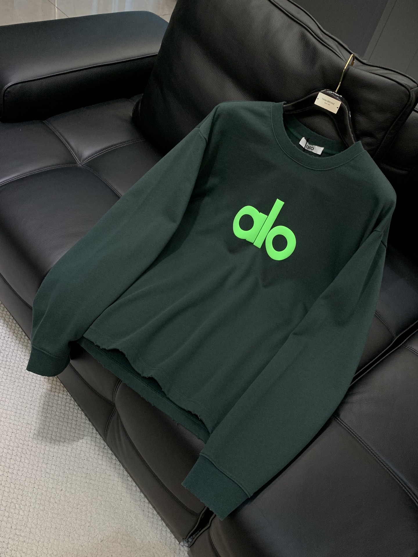 ，alo 阿洛，2025秋季最新款，专柜同步有售，原单狠货，时尚休闲圆领长袖T恤，上身很有特点！吸睛而有