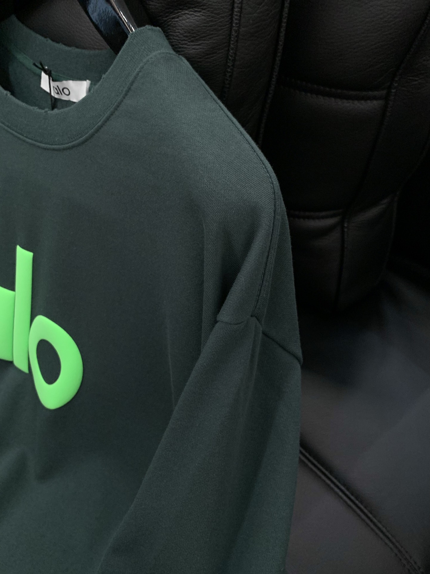 ，alo 阿洛，2025秋季最新款，专柜同步有售，原单狠货，时尚休闲圆领长袖T恤，上身很有特点！吸睛而有