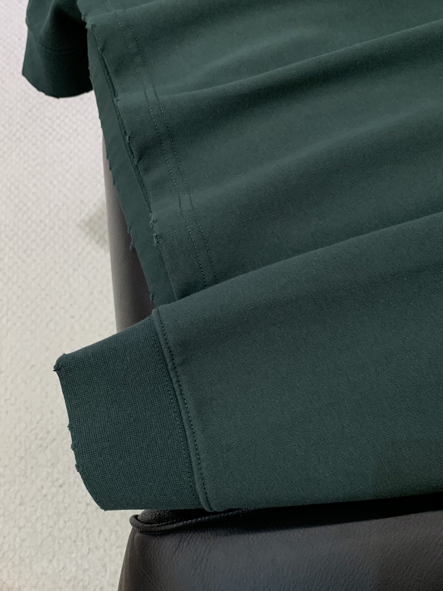 ，alo 阿洛，2025秋季最新款，专柜同步有售，原单狠货，时尚休闲圆领长袖T恤，上身很有特点！吸睛而有