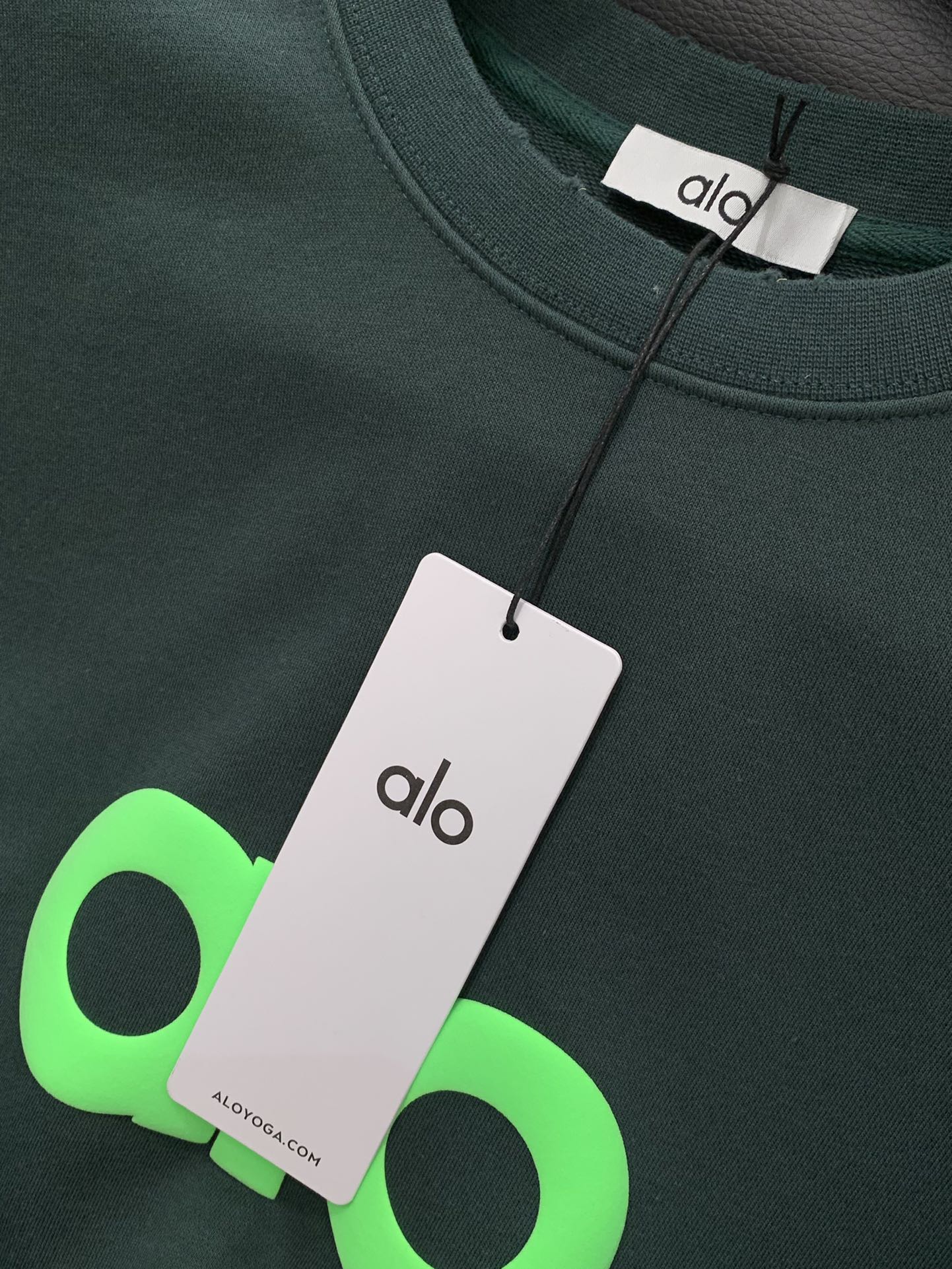 ，alo 阿洛，2025秋季最新款，专柜同步有售，原单狠货，时尚休闲圆领长袖T恤，上身很有特点！吸睛而有