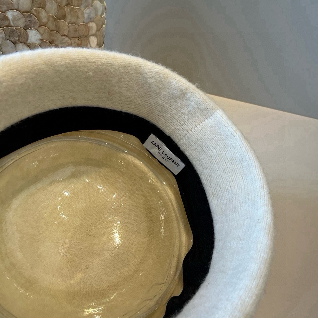 🆕

ysl圣罗兰新款羊毛卷边盆帽，不规则剪裁设计，头围57cm
