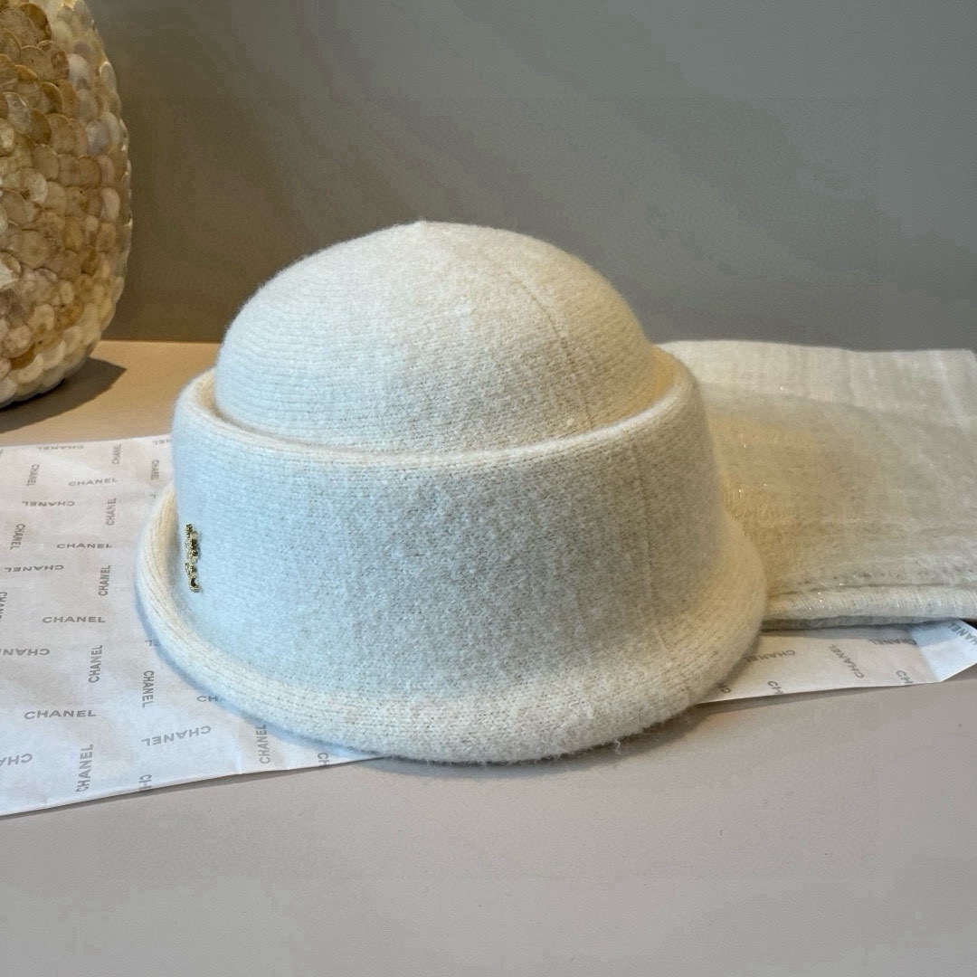 🆕

ysl圣罗兰新款羊毛卷边盆帽，不规则剪裁设计，头围57cm
