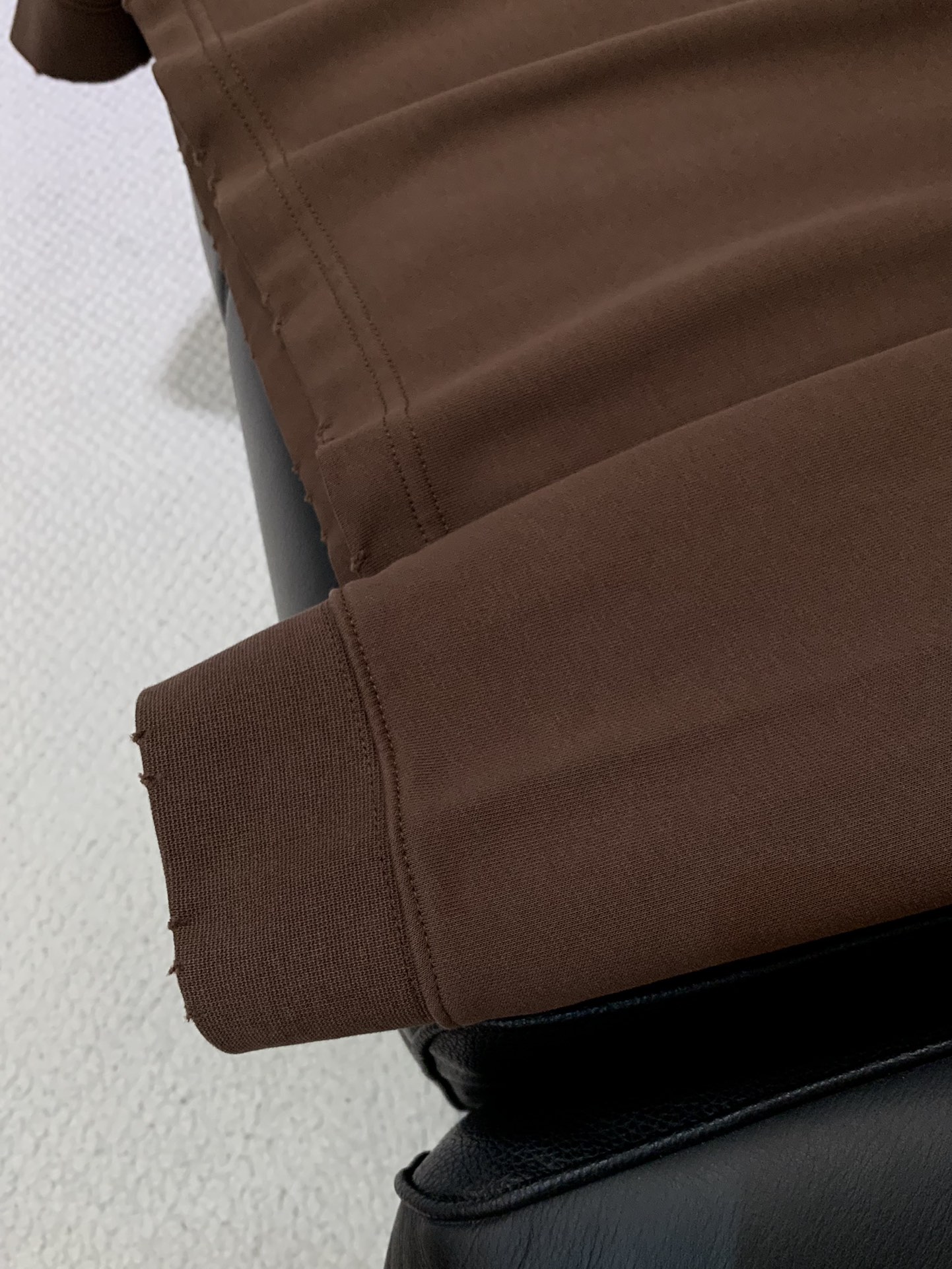 ，alo 阿洛，2025秋季最新款，专柜同步有售，原单狠货，时尚休闲圆领长袖T恤，上身很有特点！吸睛而有