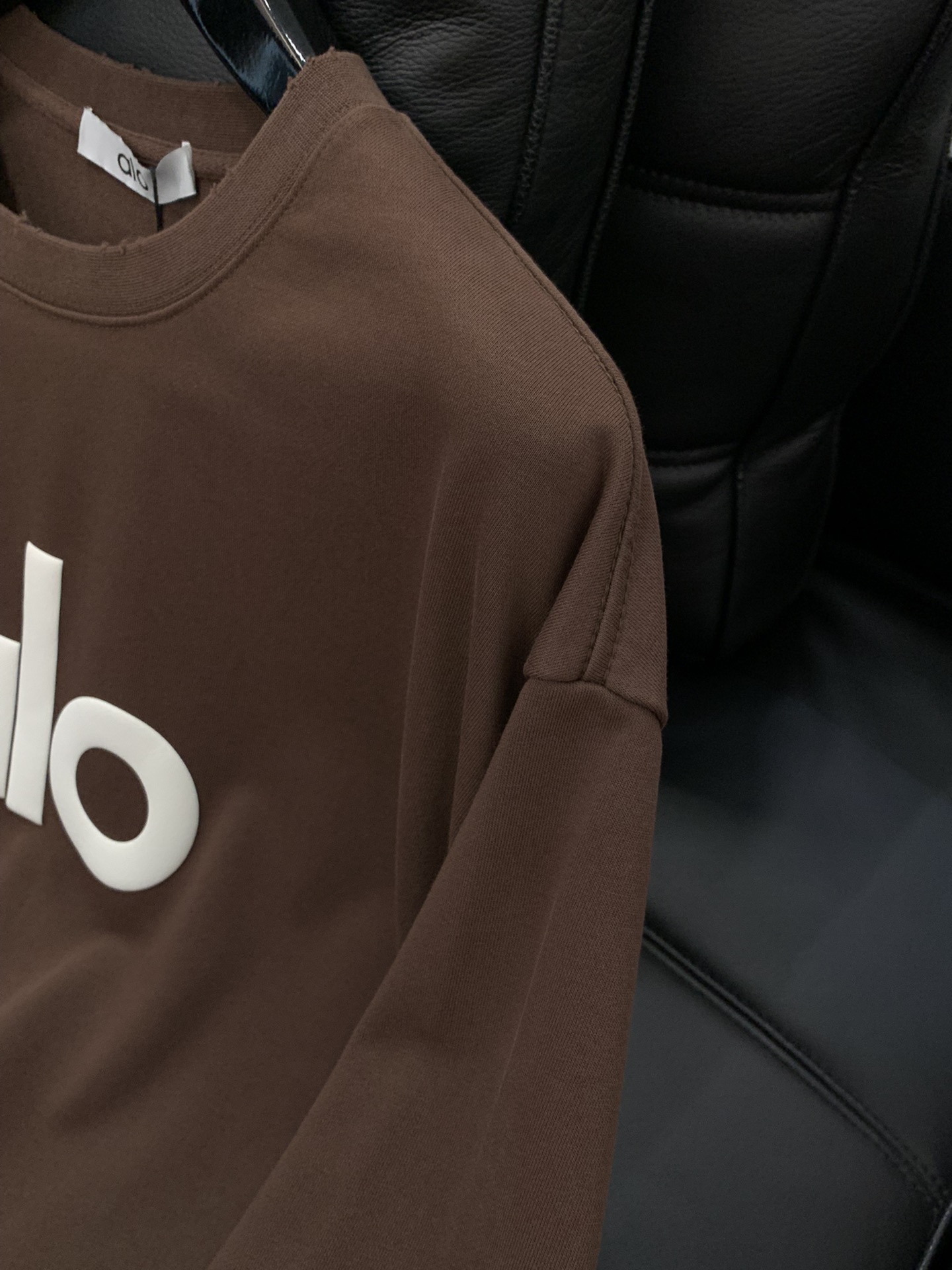 ，alo 阿洛，2025秋季最新款，专柜同步有售，原单狠货，时尚休闲圆领长袖T恤，上身很有特点！吸睛而有