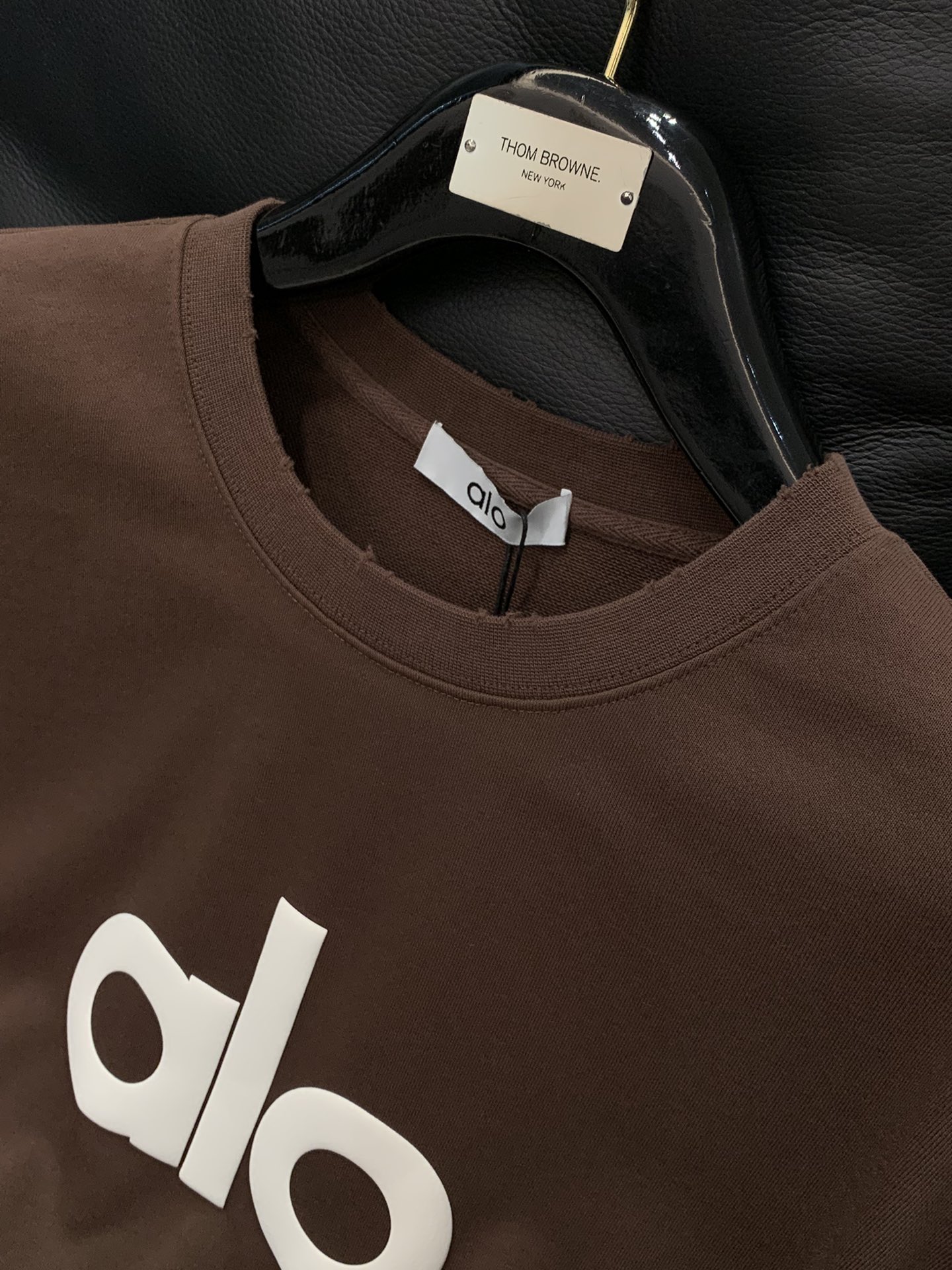 ，alo 阿洛，2025秋季最新款，专柜同步有售，原单狠货，时尚休闲圆领长袖T恤，上身很有特点！吸睛而有