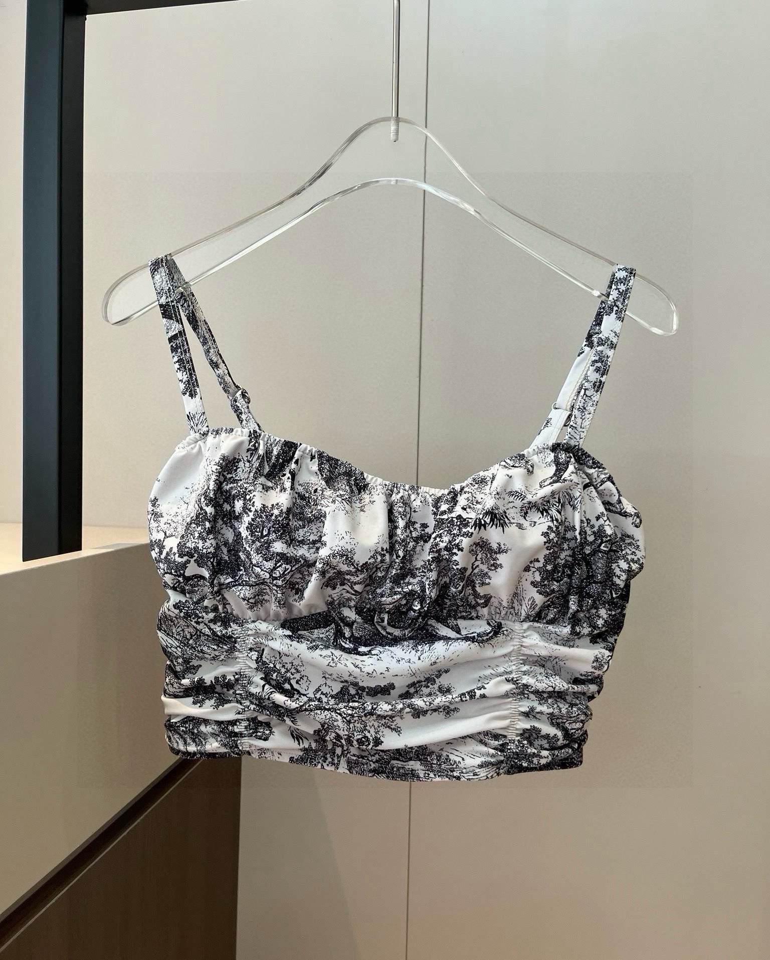 NO:377648,Dior One-piece Swimsuit Highly Recommended!  Super temperament pattern is selected from super hot animal prints, which brings the finishing touch to the overall shape. Swimming suits suitable for a variety of scenes. Swimming pool, hot spring, water park. You can rafting inside. One-piece design covers the flesh and looks tall. A little fleshy belly does not affect our beautiful beauty. The back design reveals the beautiful back. S M L XL swimsuits, swimsuits, bikinis, dior, dior, swimsuits, bikinis19860909Dior 迪奥连体泳衣 强烈推荐！超显气质 图案选自超火的动物印花 给整体造型带来点睛之笔适合多种场景的游泳衣♀海边 游泳池 温泉 水上乐园 漂流都可以内搭也完全可以 连体设计遮肉显高挑 腹部有点肉肉也不影响咱美美的 背面设计大露美背 S M L XL泳衣泳裤比基尼,泳衣，泳裤，比基尼,dior,dior,swimsuits,bikinis,accessory