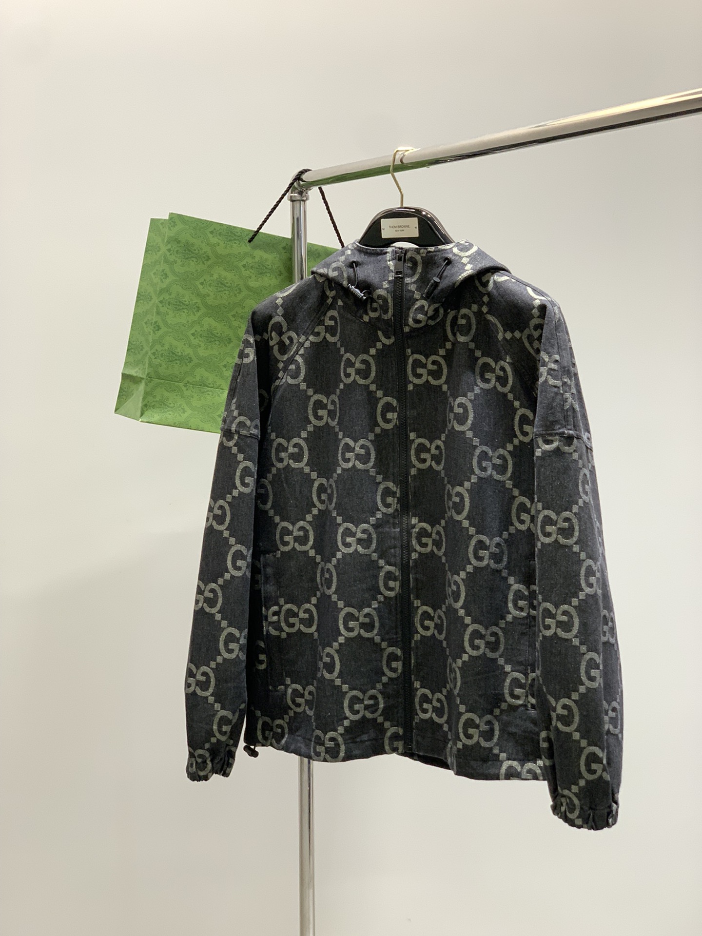 ，Gucci 古驰，2025秋季最新款，专柜同步有售，原单狠货，时尚休闲连帽牛仔外套，上身很有特点！吸睛