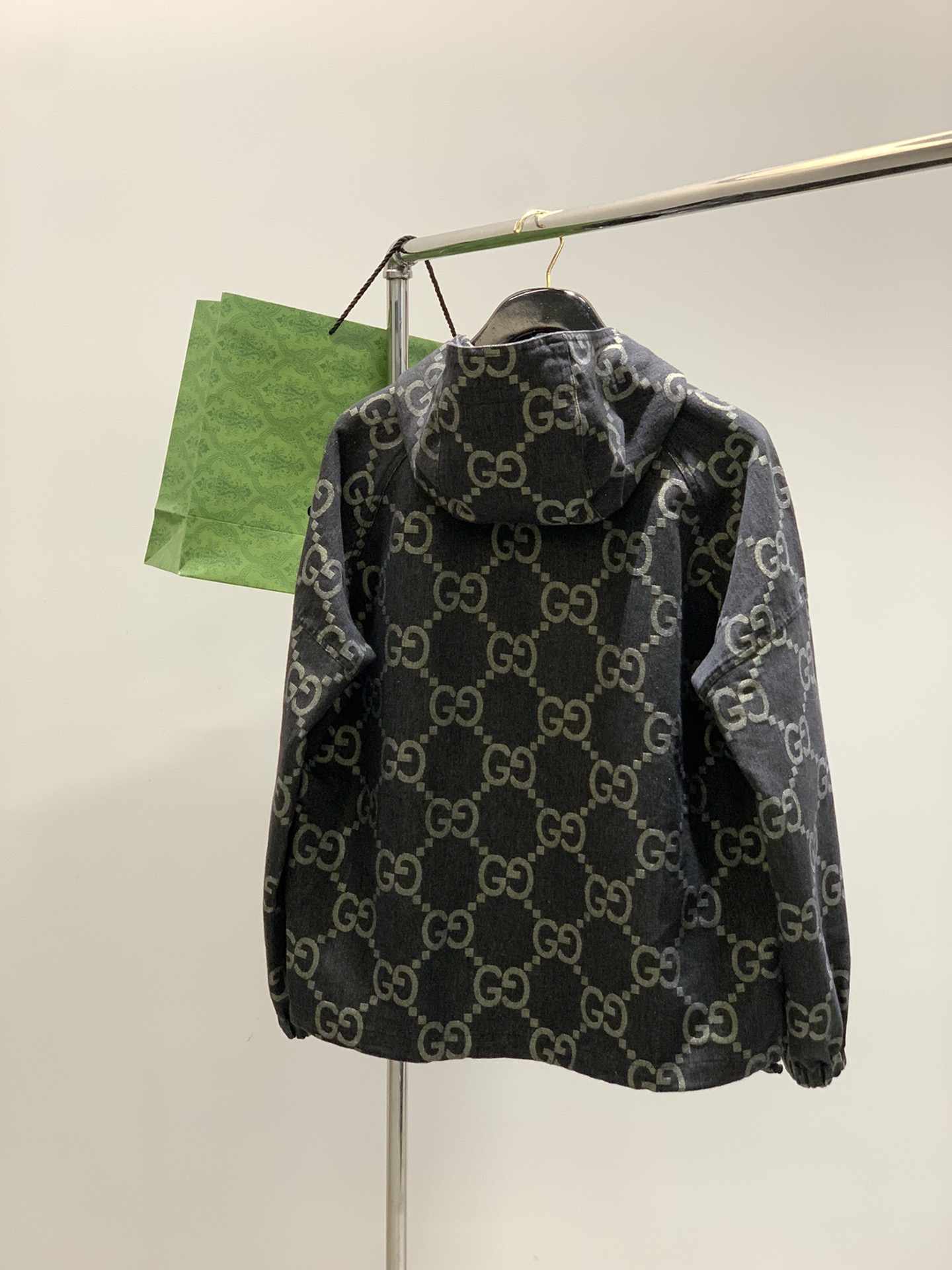 ，Gucci 古驰，2025秋季最新款，专柜同步有售，原单狠货，时尚休闲连帽牛仔外套，上身很有特点！吸睛