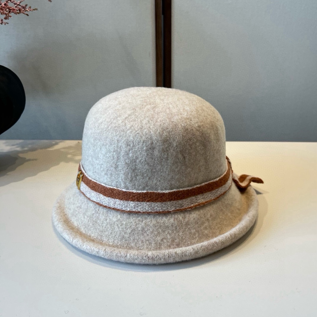🆕

爱马仕新款羊毛卷边盆帽，不规则剪裁设计，头围57cm
