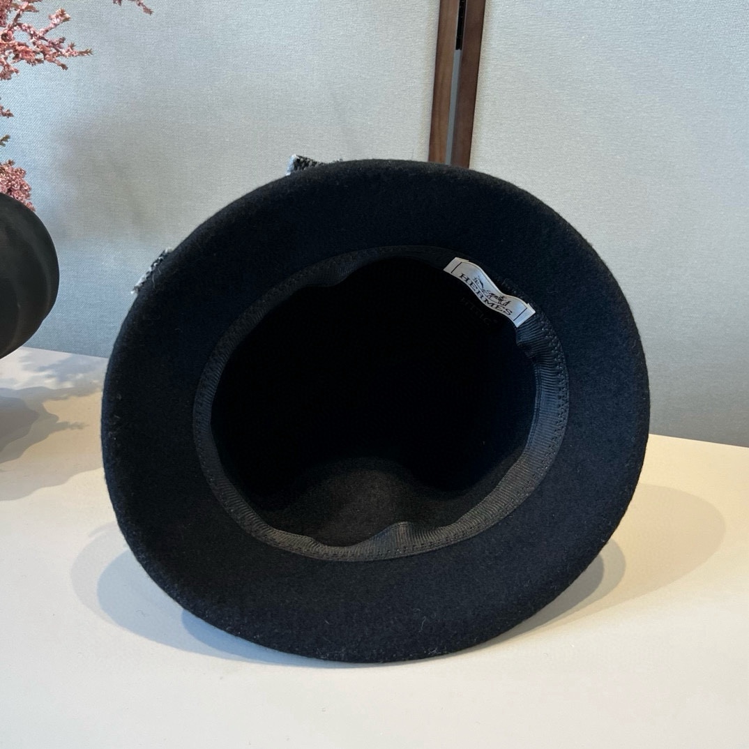 🆕

爱马仕新款羊毛卷边盆帽，不规则剪裁设计，头围57cm
