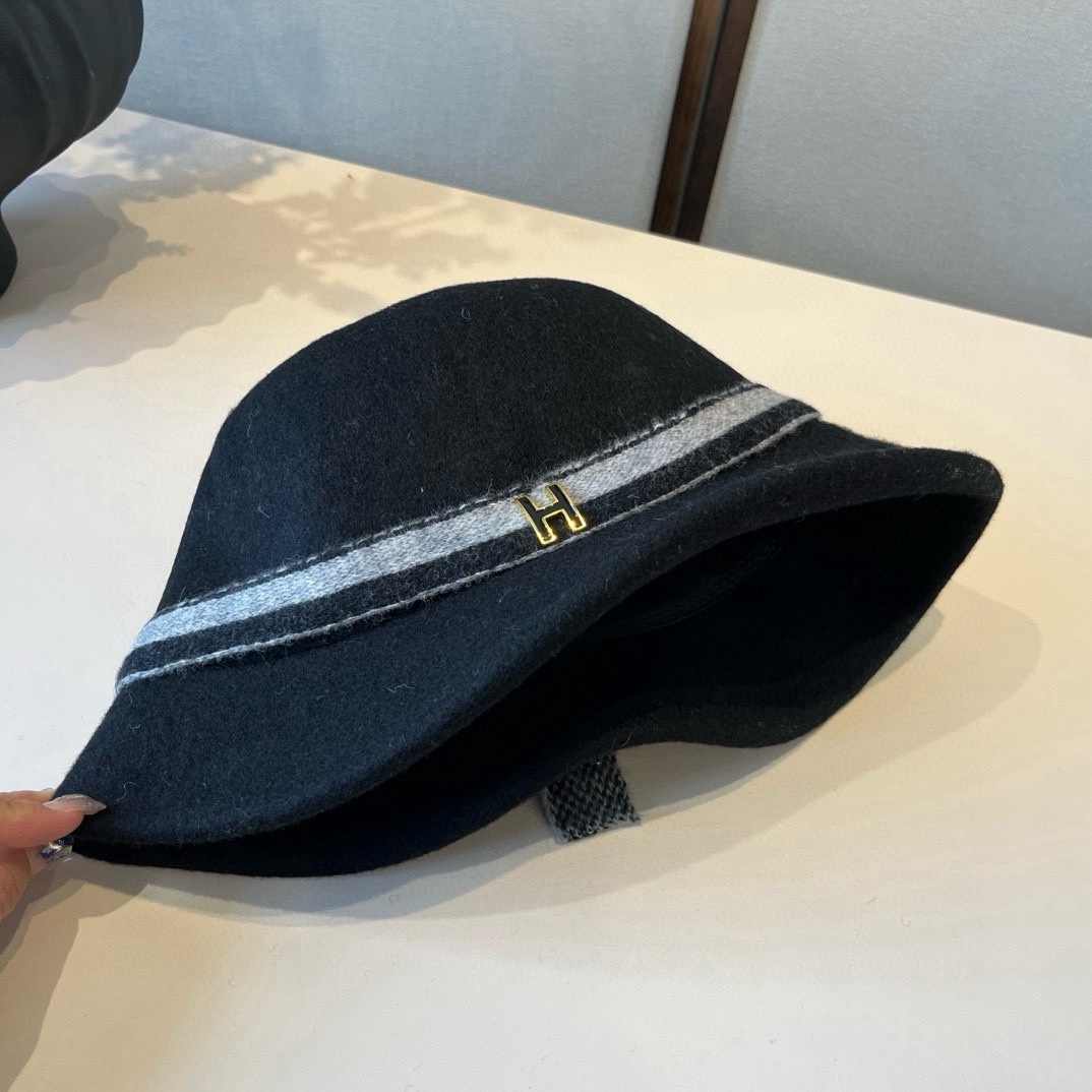 🆕

爱马仕新款羊毛卷边盆帽，不规则剪裁设计，头围57cm
